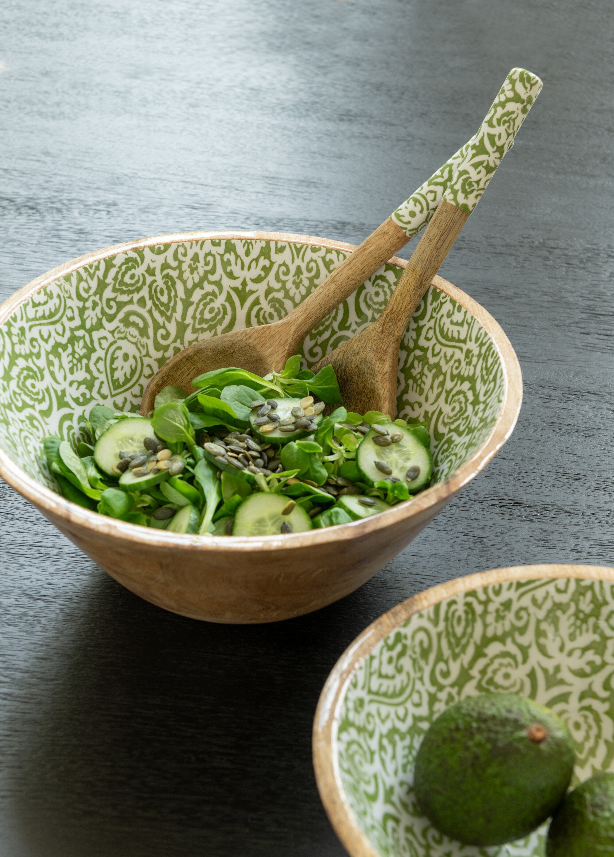 2_ensaladeras_de_madera_con_decoración_arabesca_beige_y_verde_DE2_slim