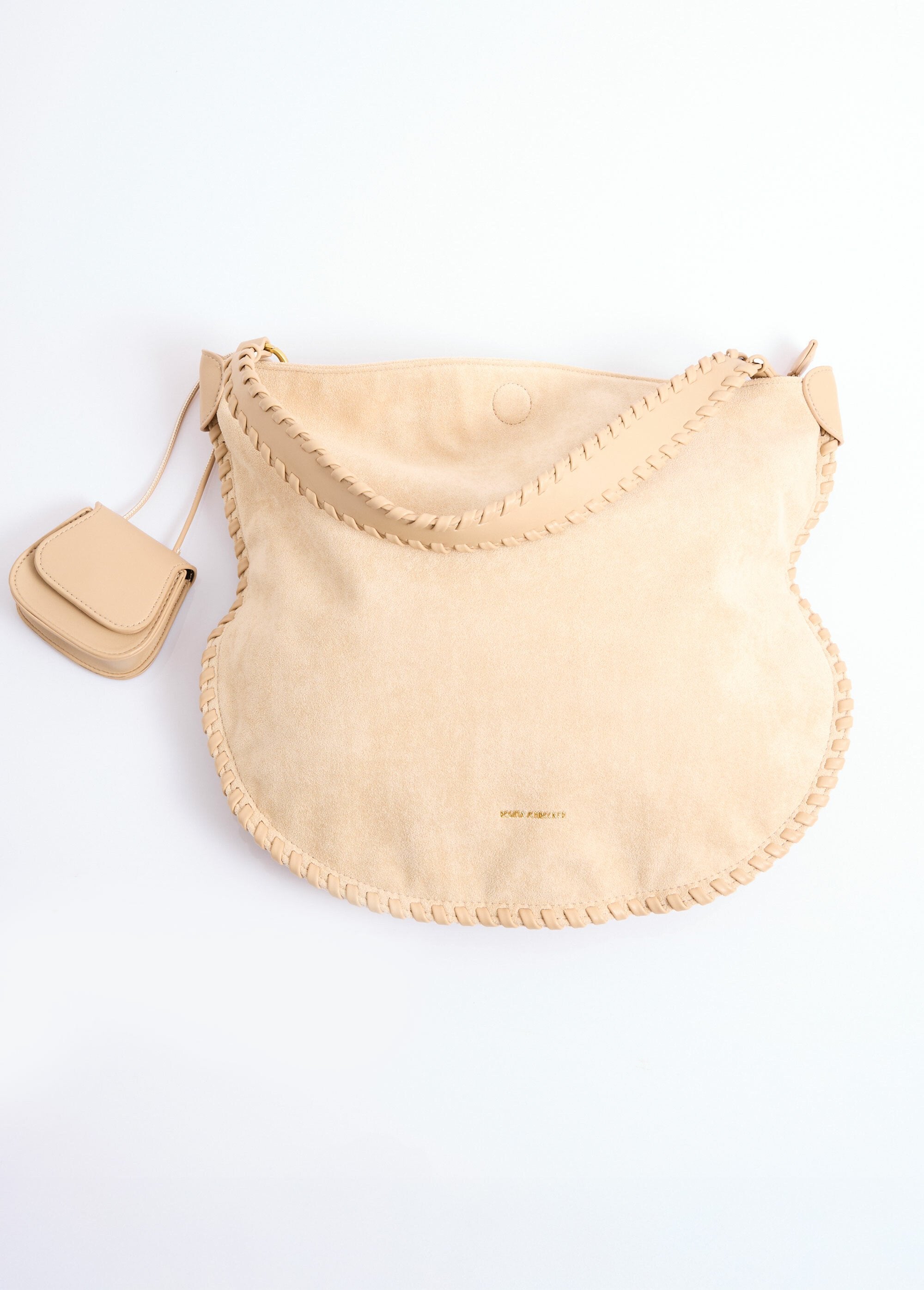 Bolso_de_ante_con_bandolera_y_charm_Beige_DE1_slim