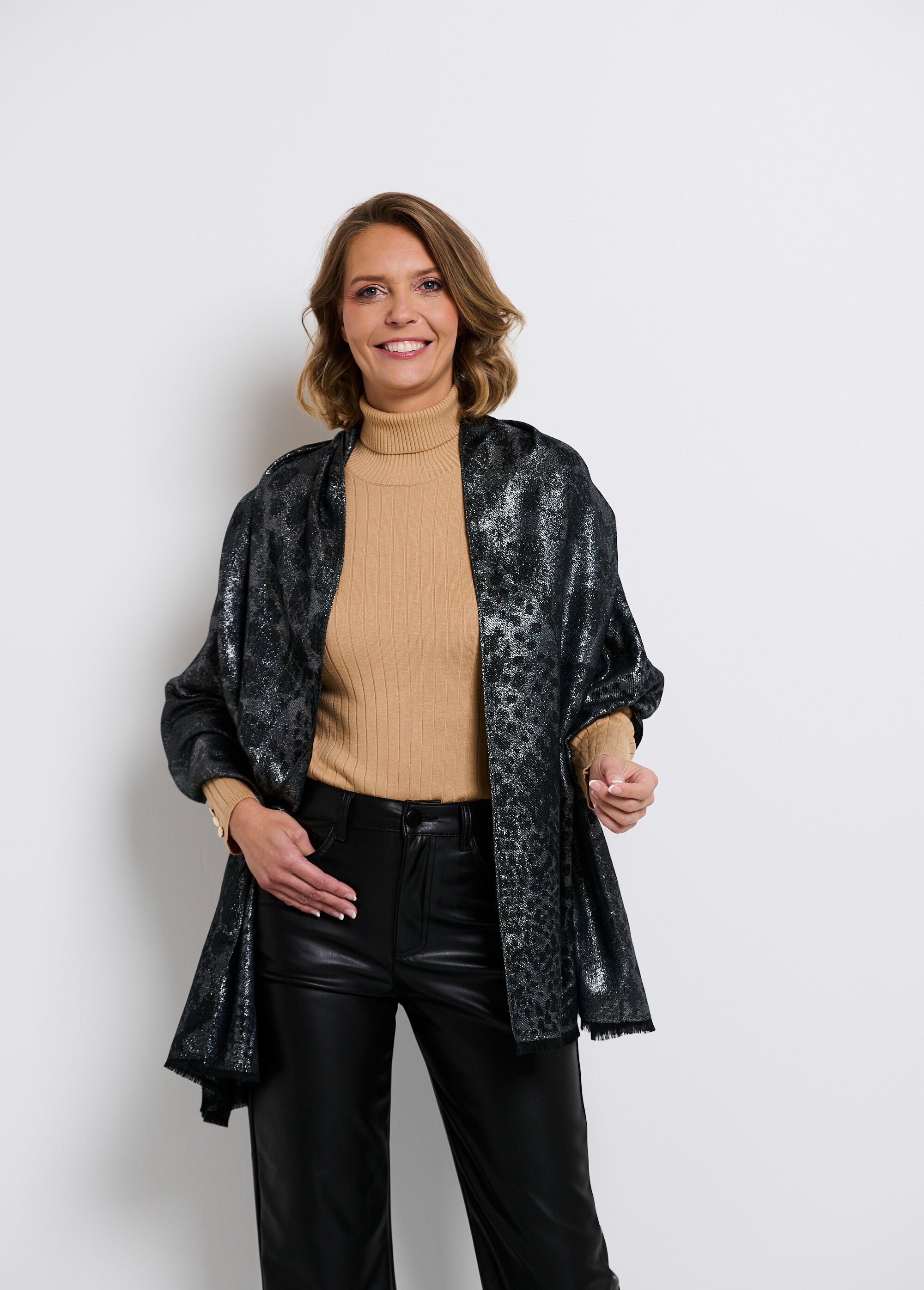 Pañuelo_fino_metalizado_animal_print_Negro_FA2_slim