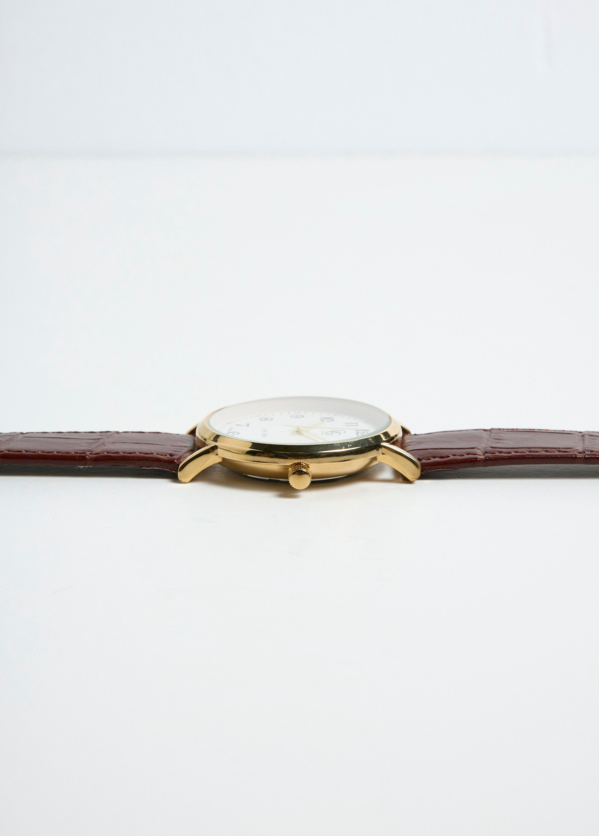 Reloj_redondo_de_acero_inoxidable_y_piel_estilo_cocodrilo._Castaño_DE3_slim