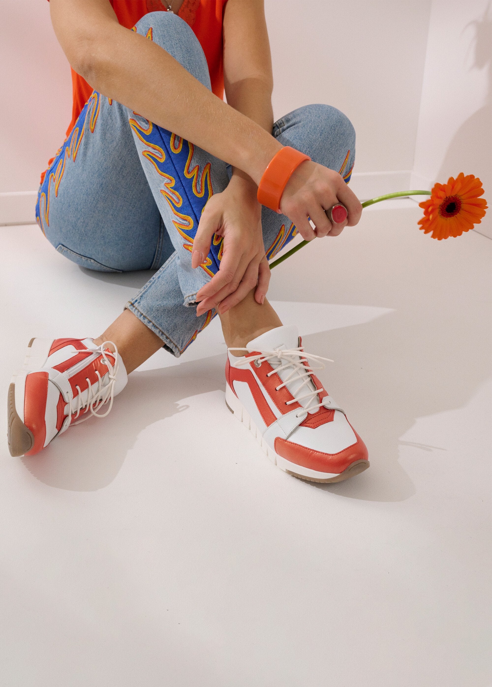 Deportivas_anchas_confort_bicolor_piel_naranja_y_blanco_SF1_slim