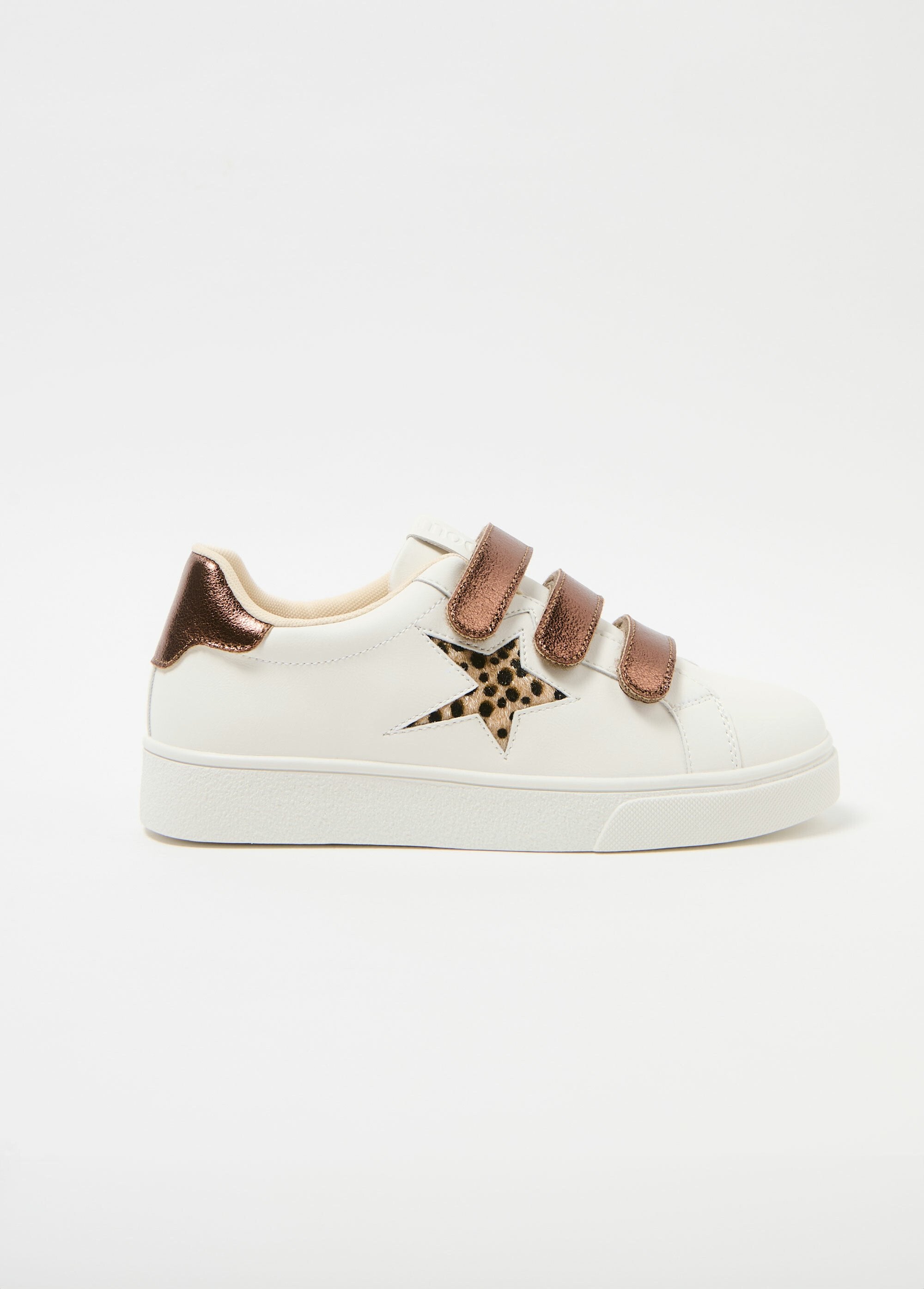 Deportivas_con_velcro_y_tacón_en_contraste._Blanco_y_bronce_DR1_slim
