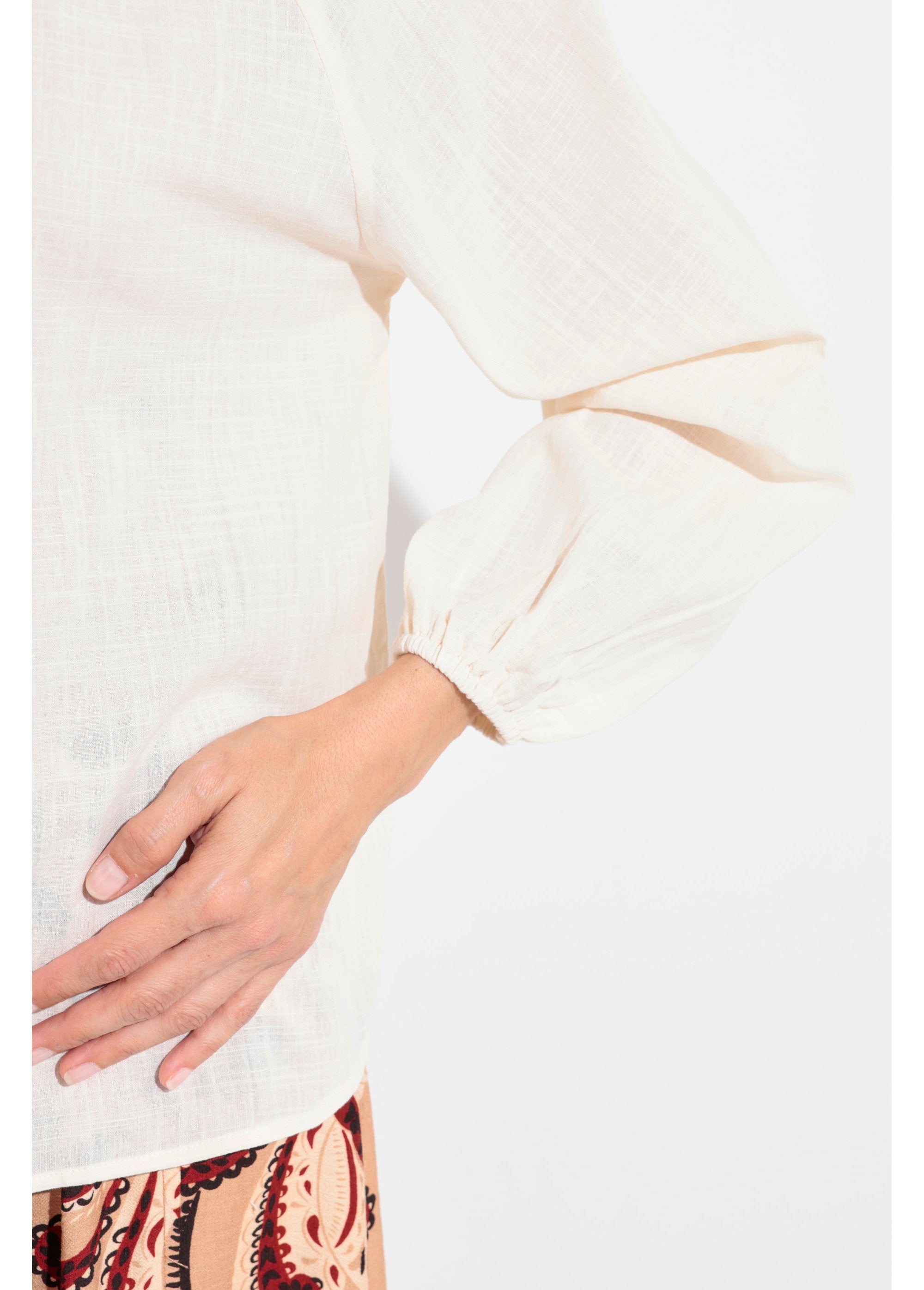 Blusa_holgada_con_cuello_en_V_y_lazo_Beige_DE2_slim