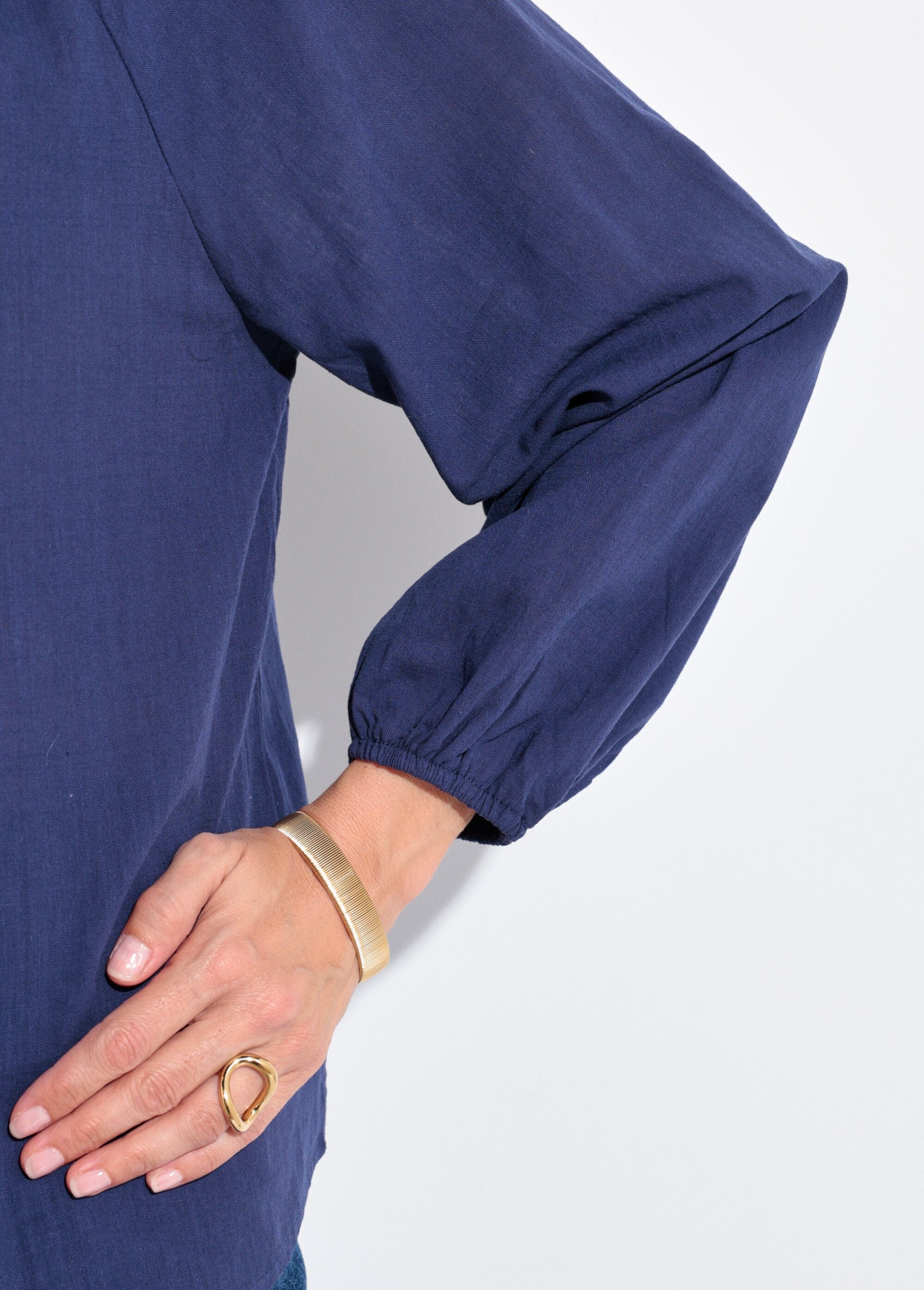 Blusa_holgada_con_cuello_en_V_y_lazo_Marina_DE2_slim