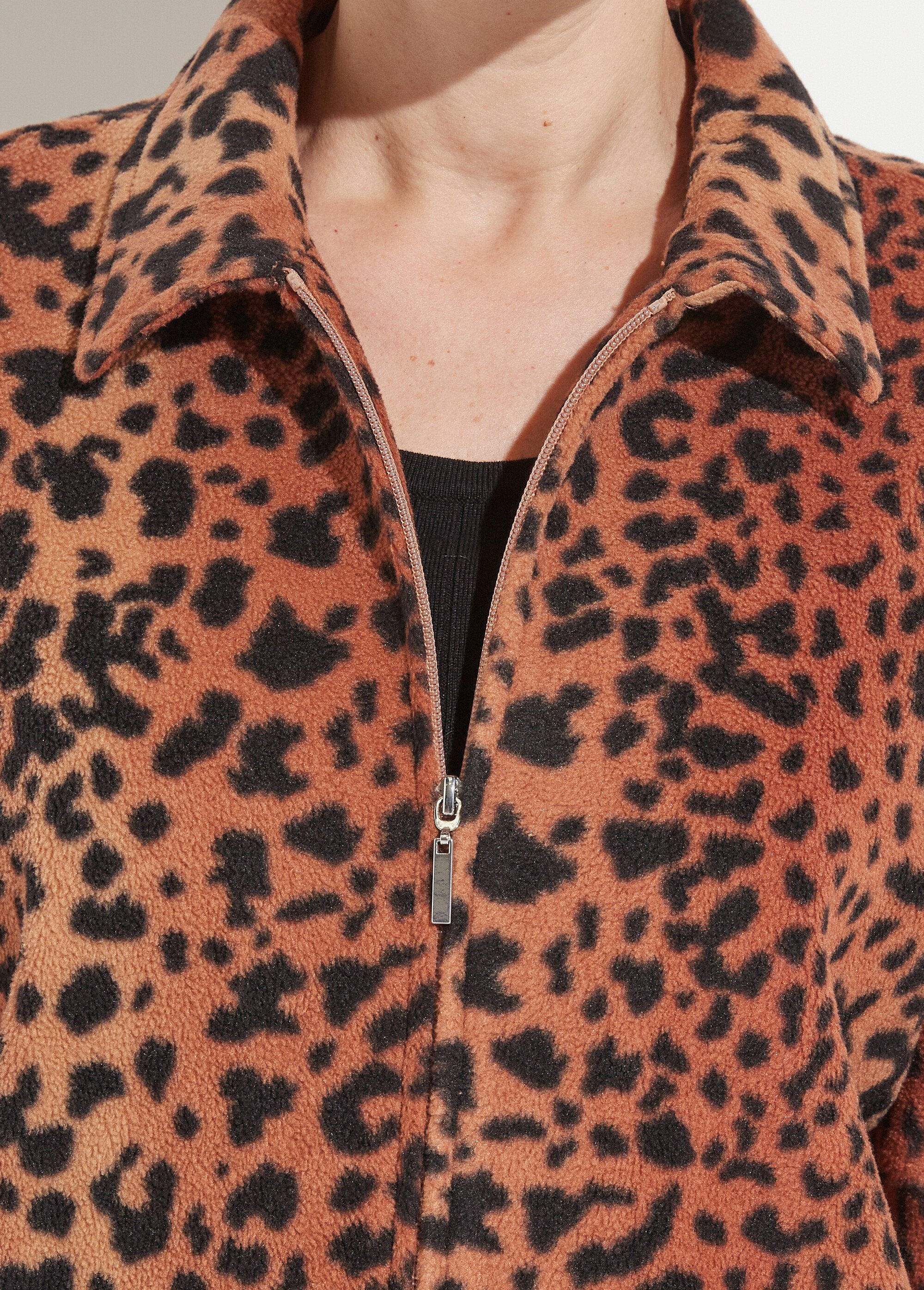 Chaqueta_de_punto_polar_estampada_con_cremallera_marrón_y_negro_DE1_slim