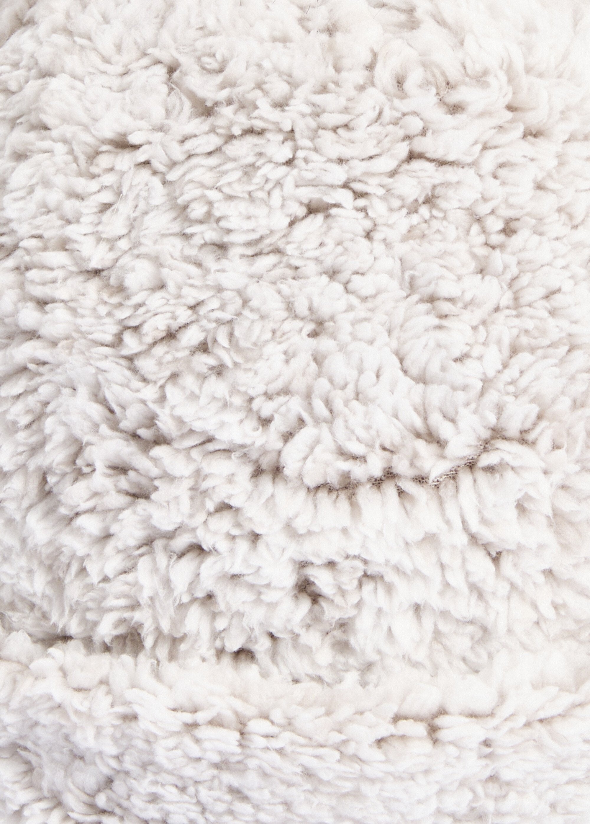 Gorro_de_polar_estilo_sherpa_con_pompón_Crudo_DE1_slim