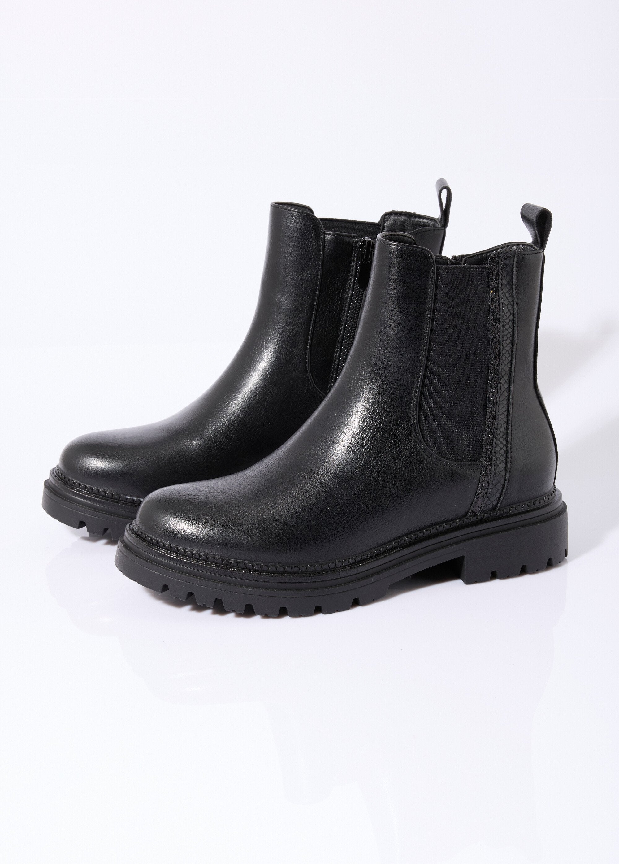 Botas_Chelsea_con_muescas_y_detalles_de_material_Negro_DE1_slim