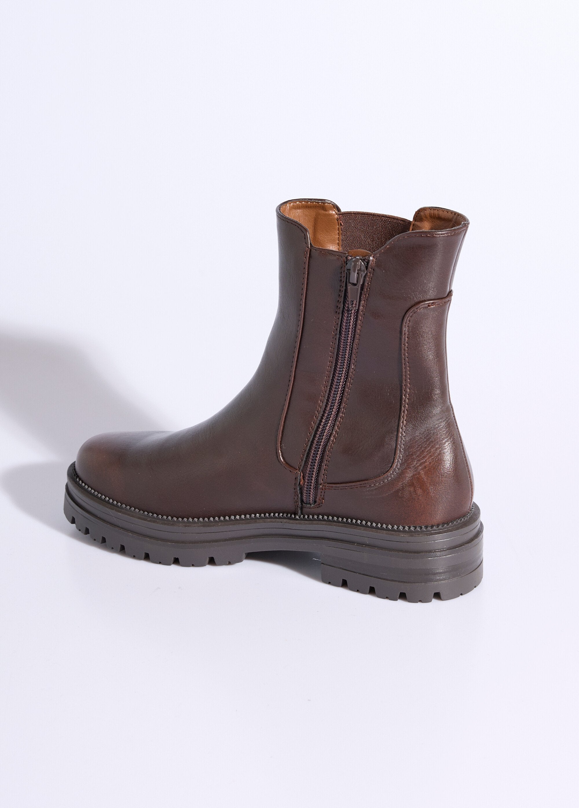 Botas_Chelsea_de_caña_alta_con_suela_dentada_Castaño_DO1_slim