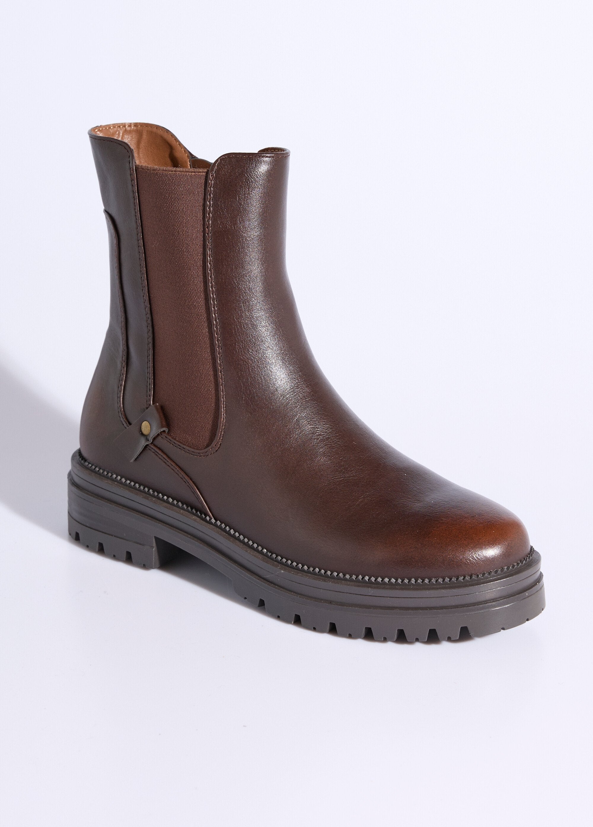 Botas_Chelsea_de_caña_alta_con_suela_dentada_Castaño_FA1_slim