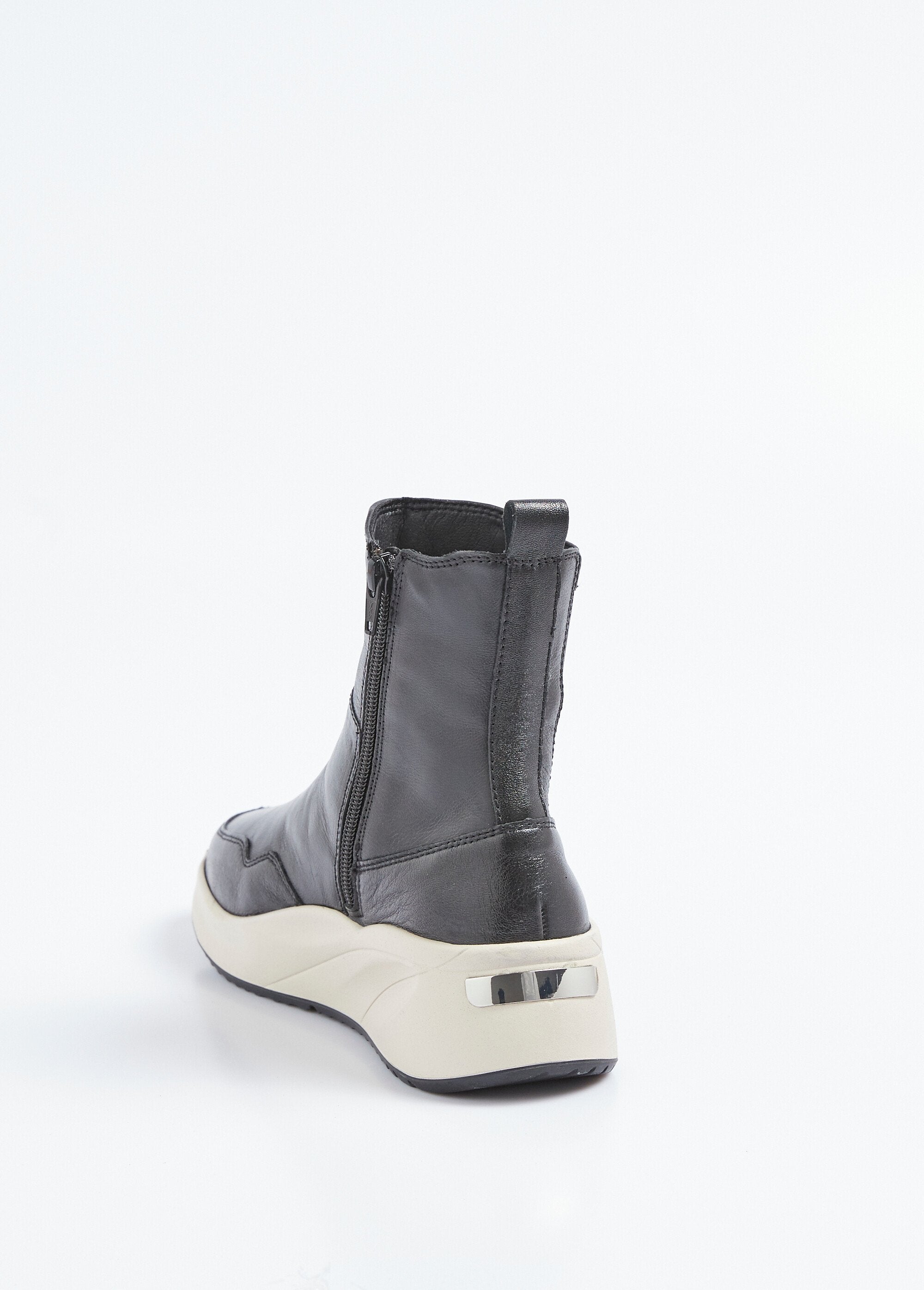 Botas_deportivas_de_piel_con_suela_gruesa_Negro_DO1_slim