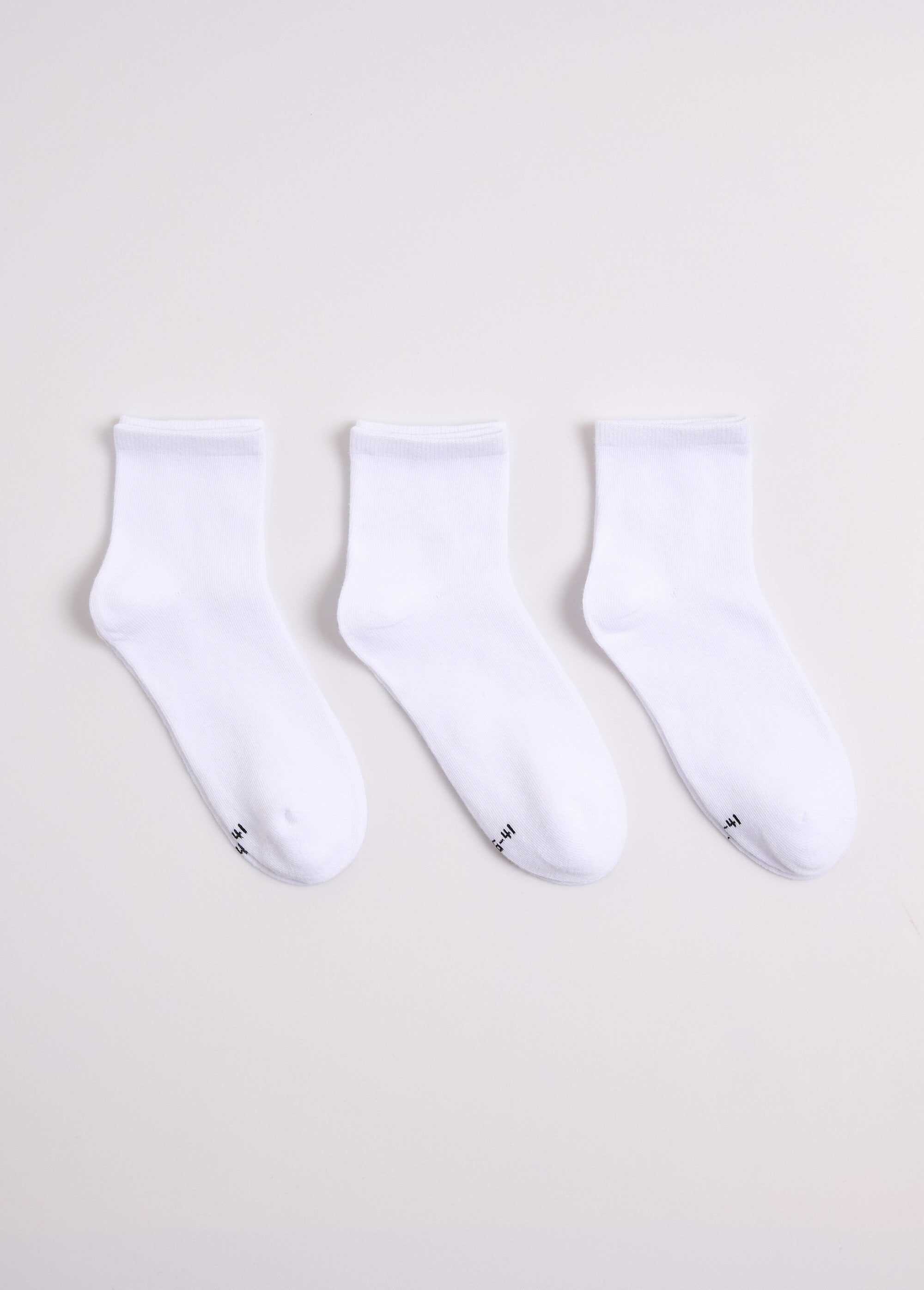 Calcetines_bajos_confeccionados_mayoritariamente_en_algodón._Blanco,_Blanca_DE1_slim