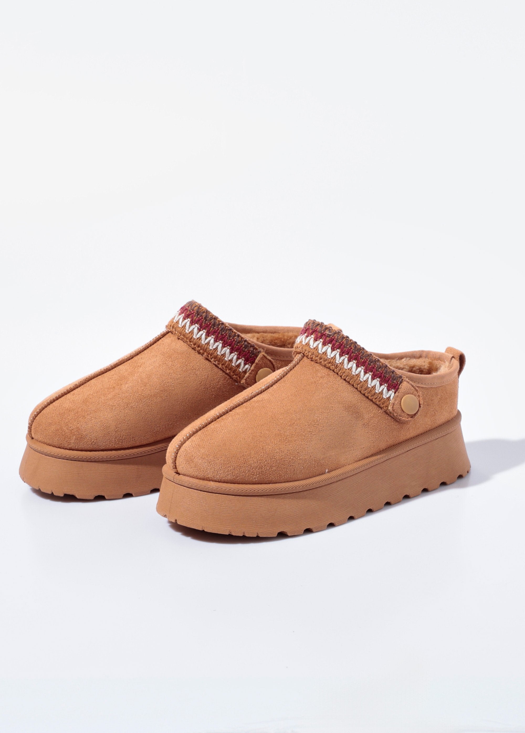 Mules_de_cuña_forrados_de_piel_con_tira_de_fantasía_camello_DE1_slim