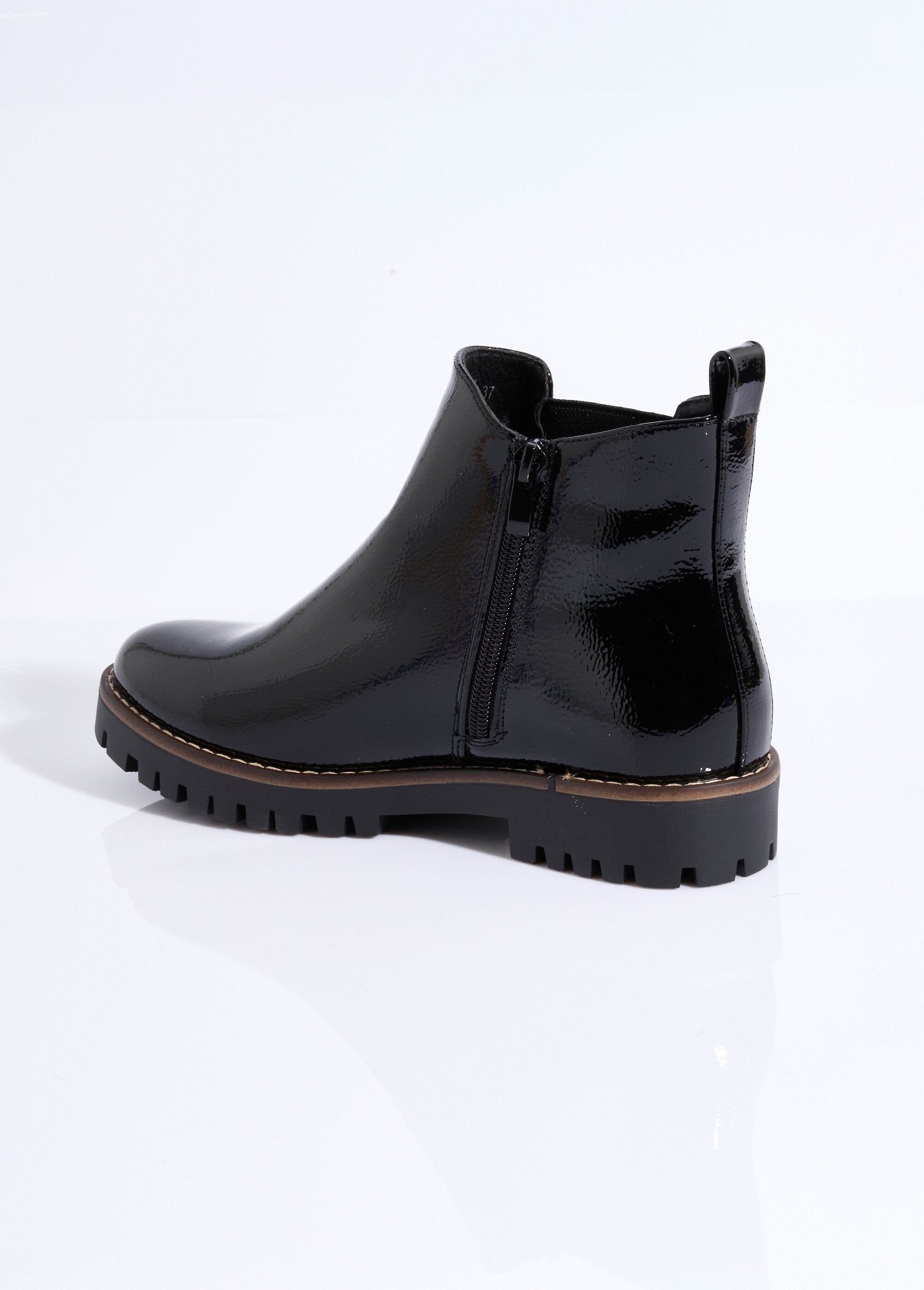 Botas_Chelsea_elegantes_con_suela_dentada_Negro_DO1_slim