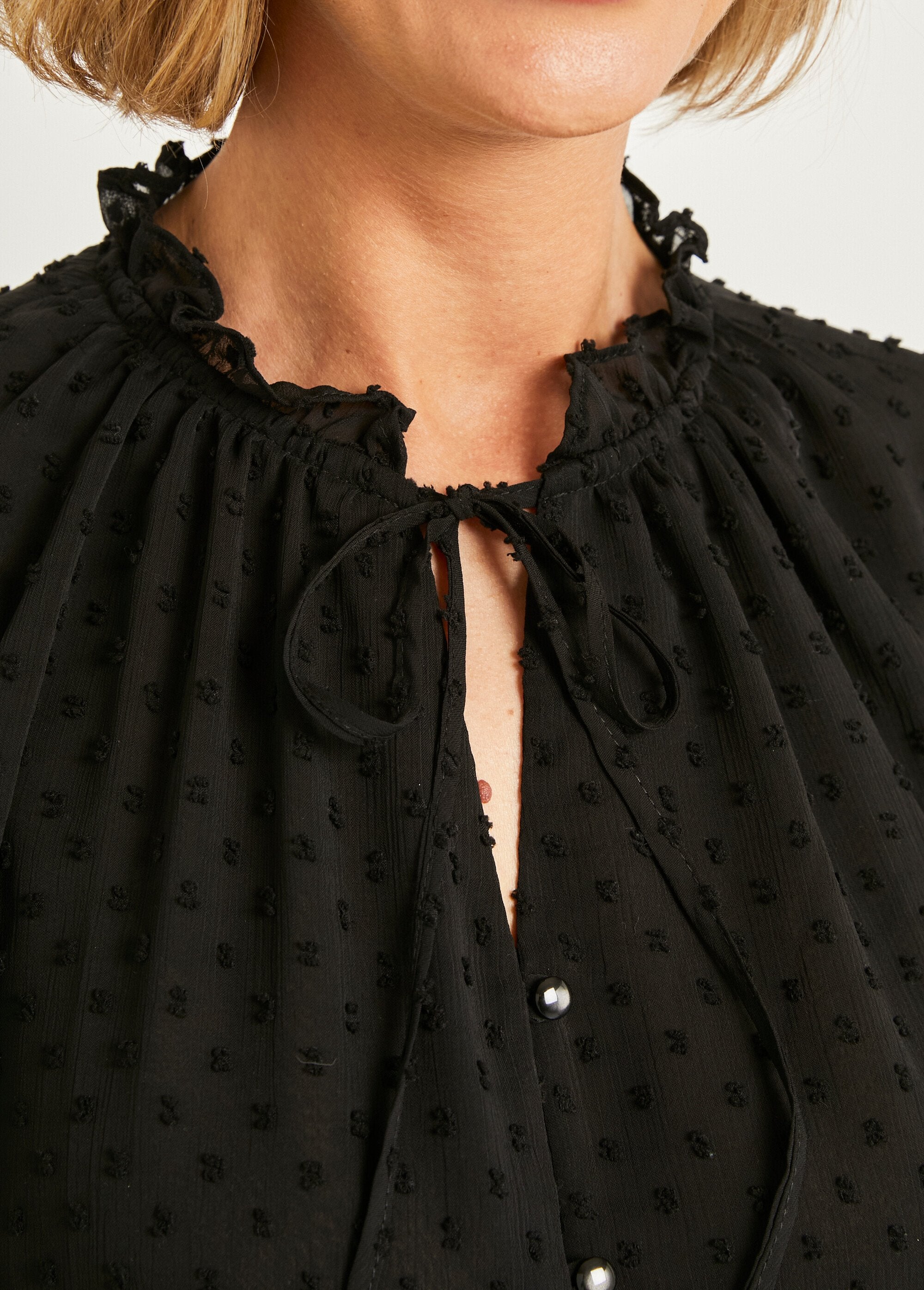 Blusa_lisa_de_voile_plumetis_abotonada_Negro_DE3_slim