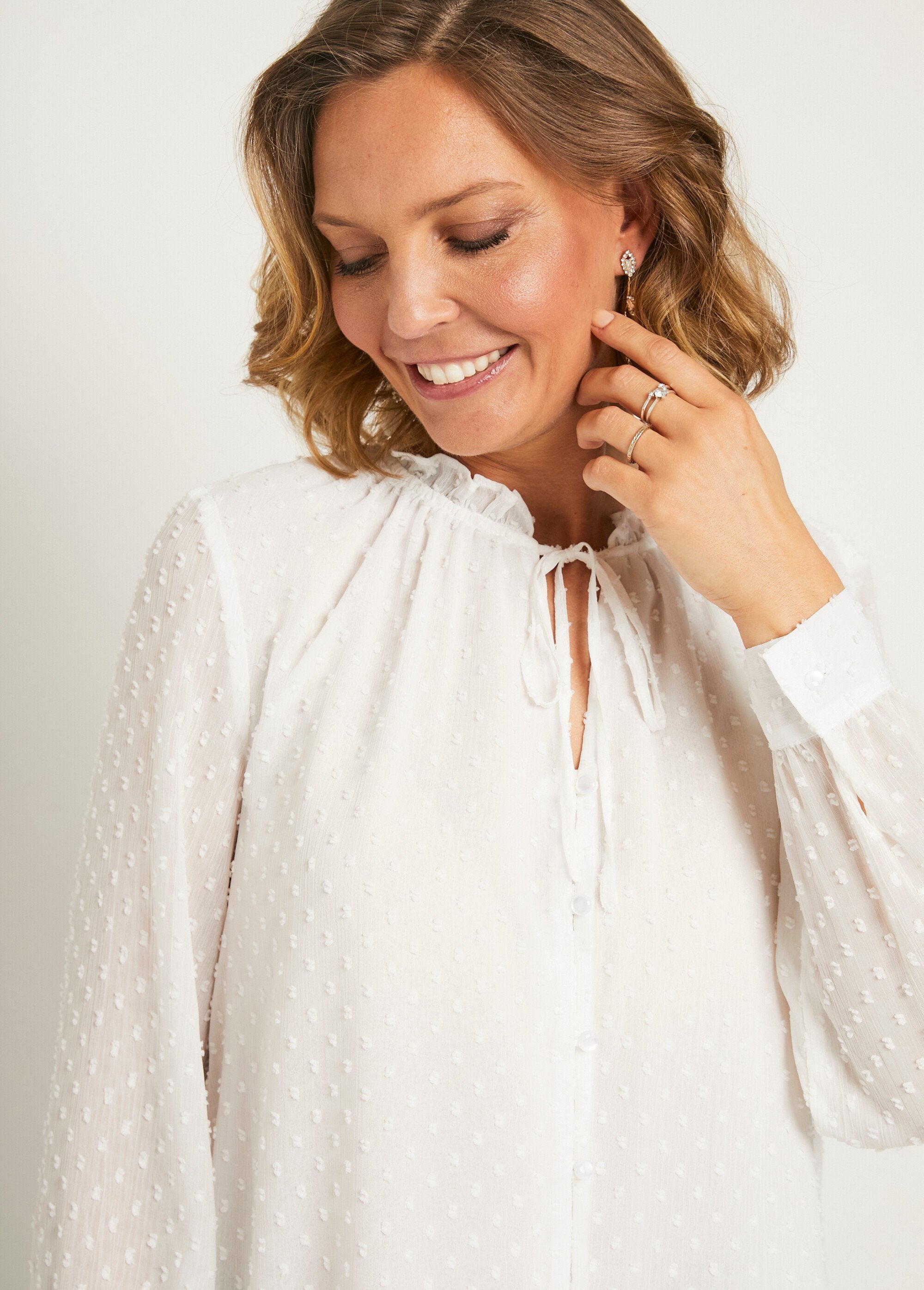 Blusa_lisa_de_voile_plumetis_abotonada_Crudo_DE2_slim