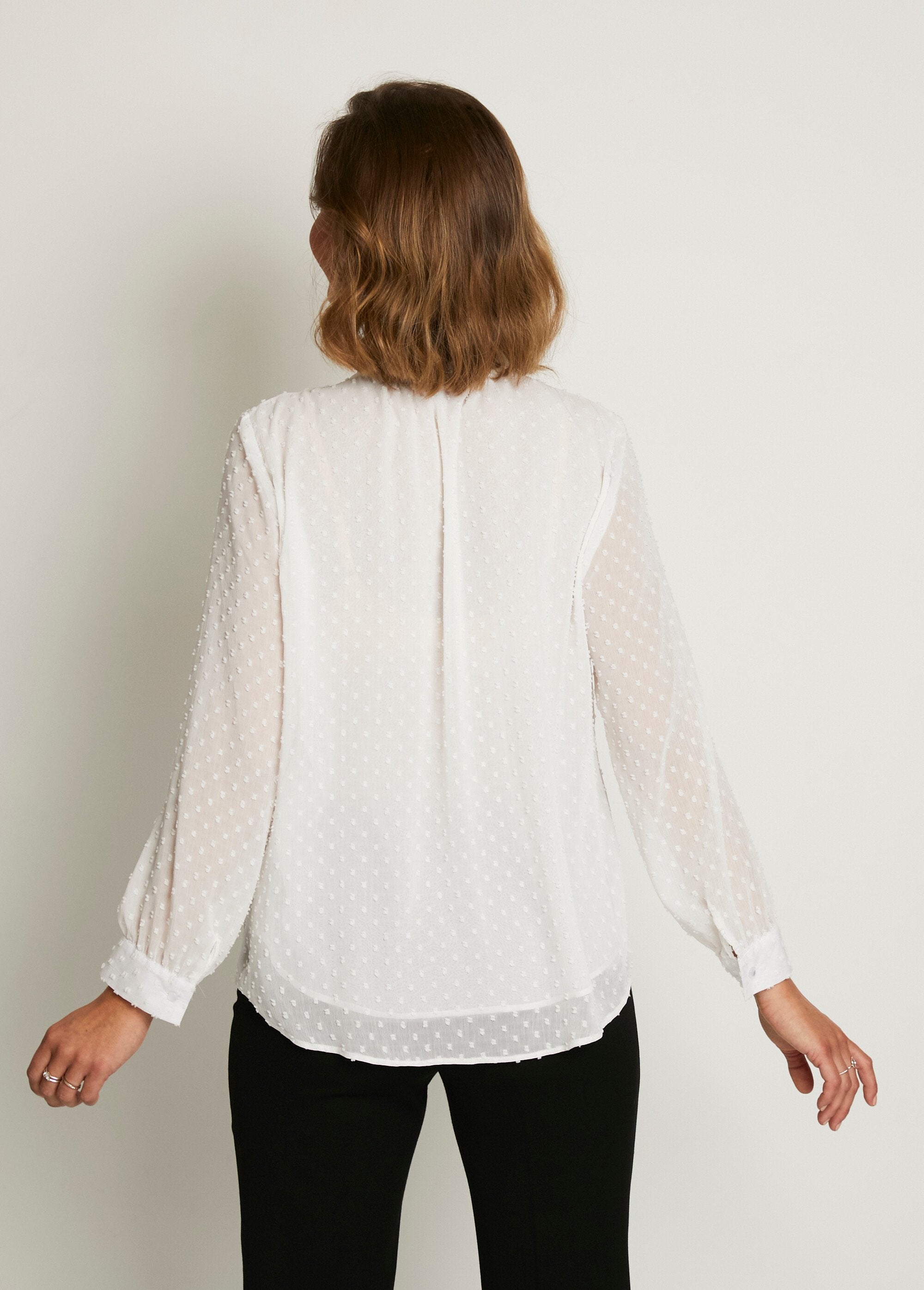 Blusa_lisa_de_voile_plumetis_abotonada_Crudo_DO1_slim