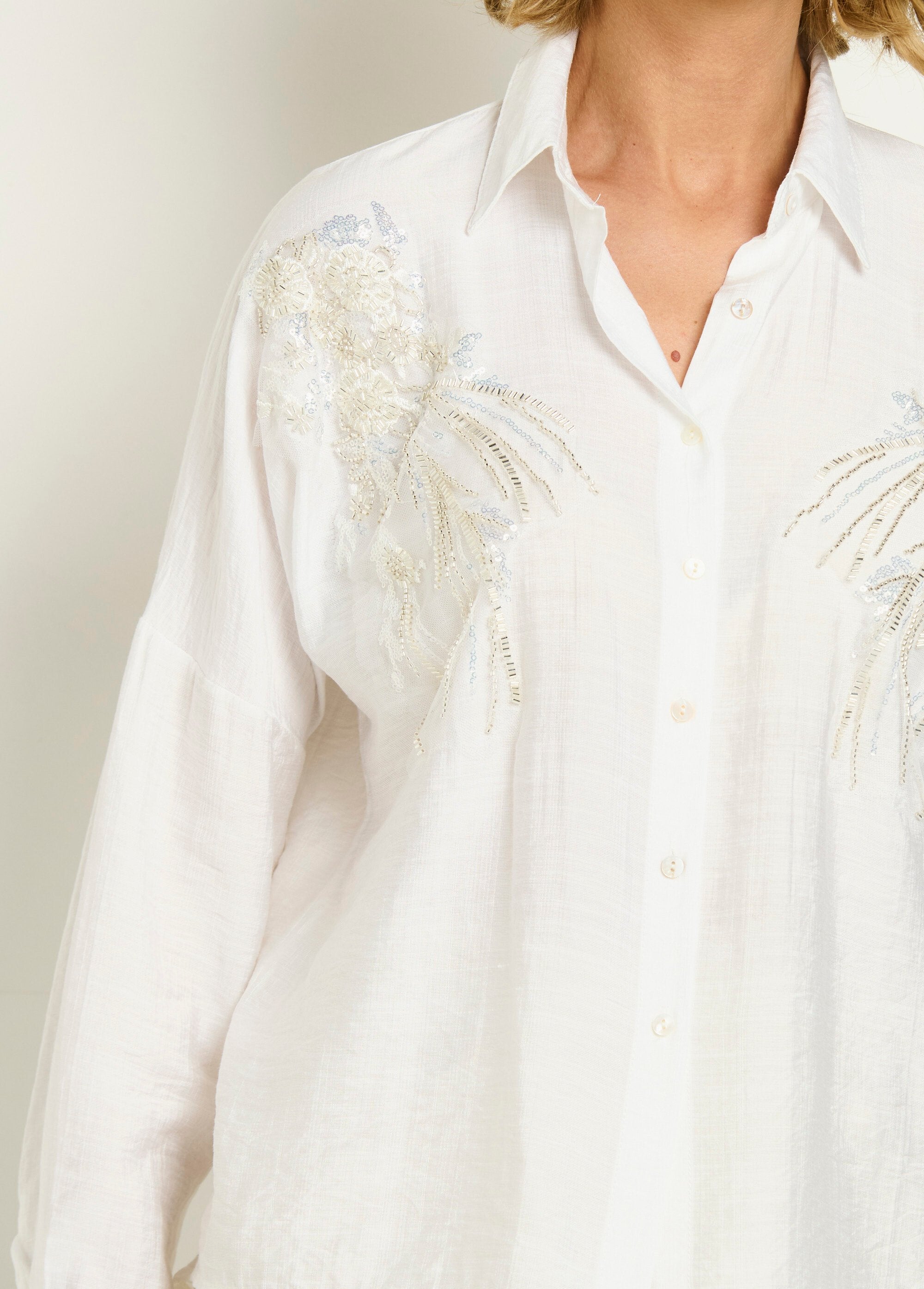 Blusa_bordada_con_perlas_y_lentejuelas_Blanco,_Blanca_DE1_slim