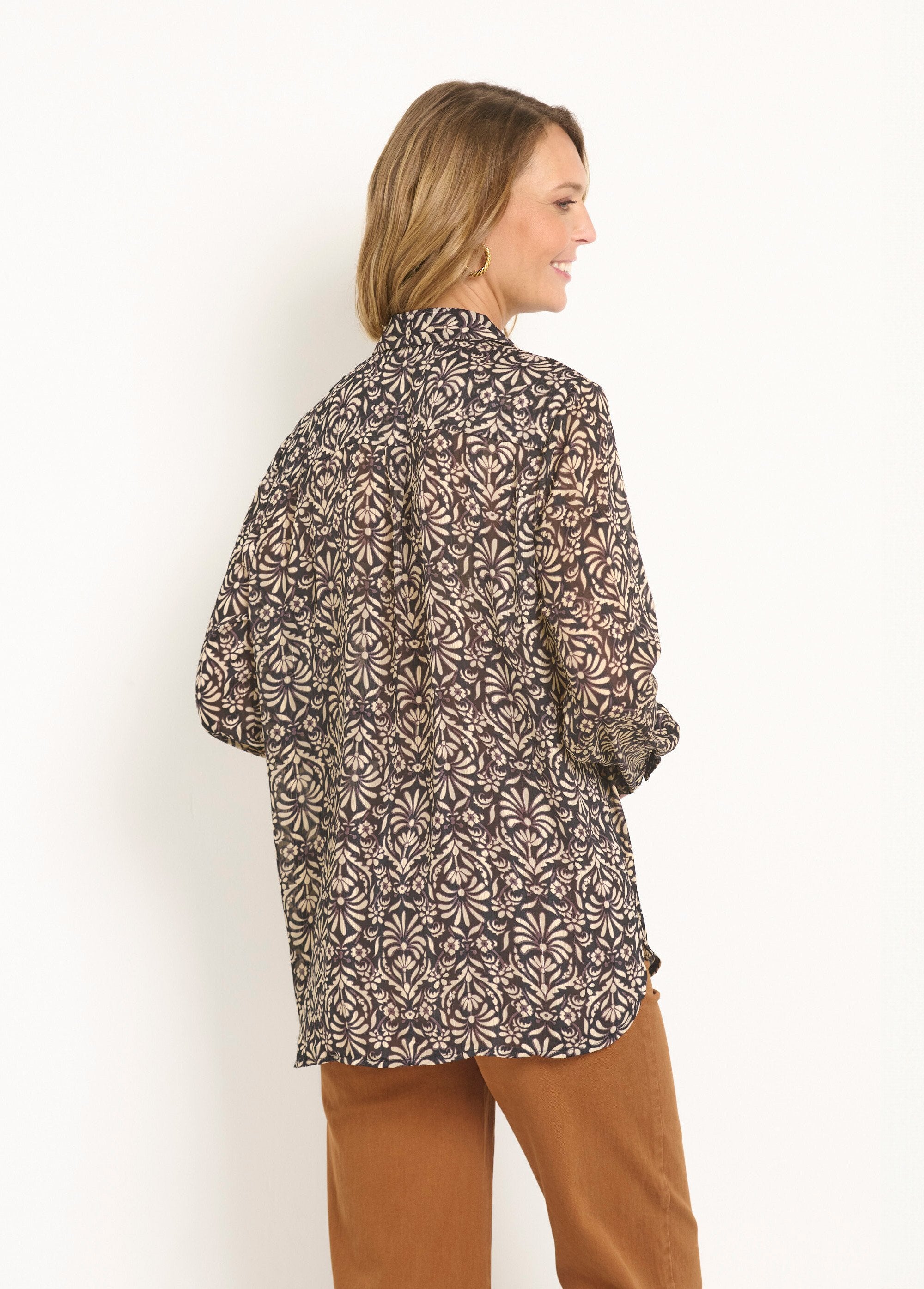 Blusa_de_hilo_brillante_con_mangas_y_trabillas_Negro_y_beige_DO1_slim