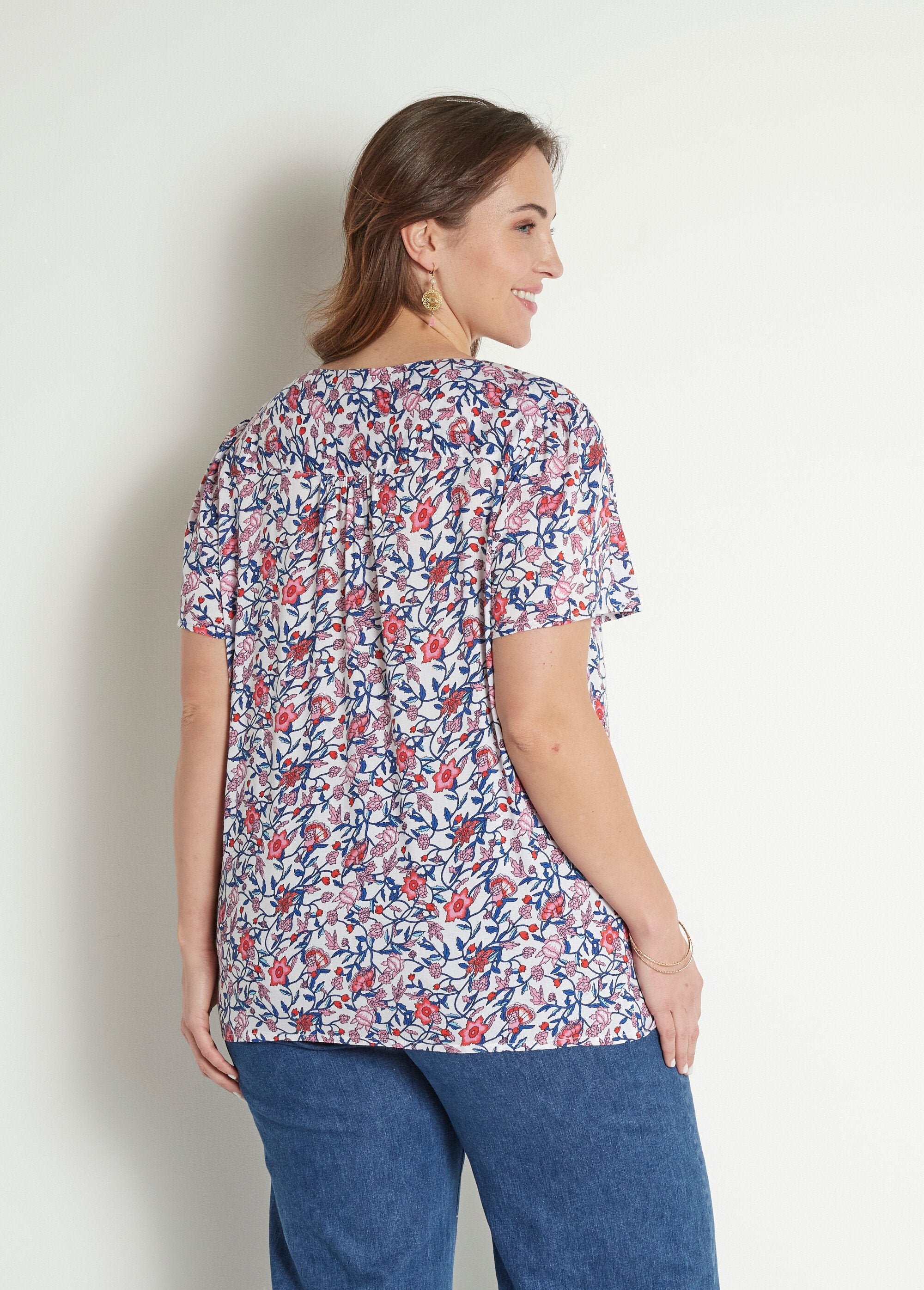 Blusa_floral_de_manga_corta_con_cuello_en_V_azul_y_rosa_DO1_curvy