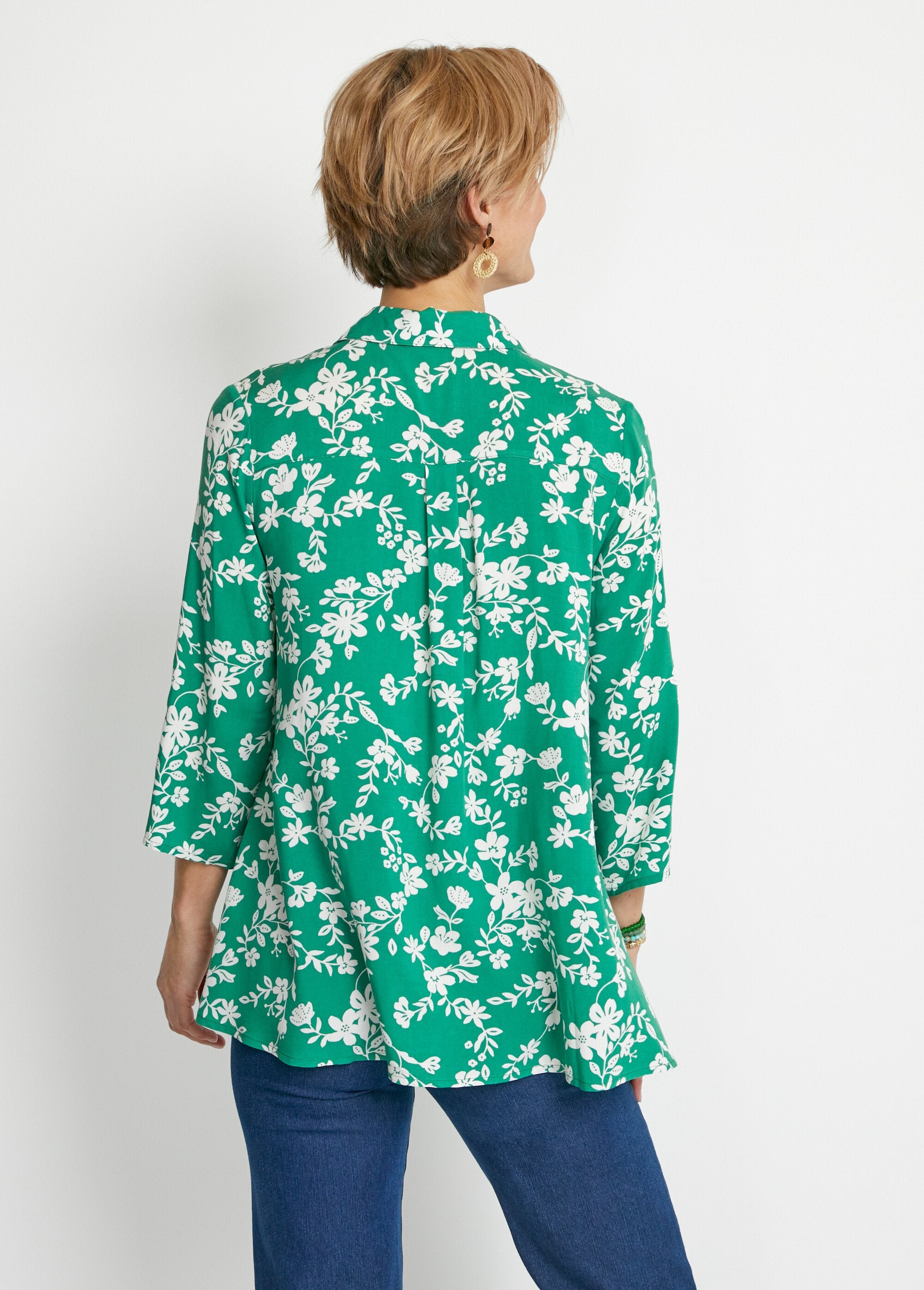 Blusa_estampada_con_mangas_3/4_y_espalda_más_larga._verde_y_blanco_DO1_slim