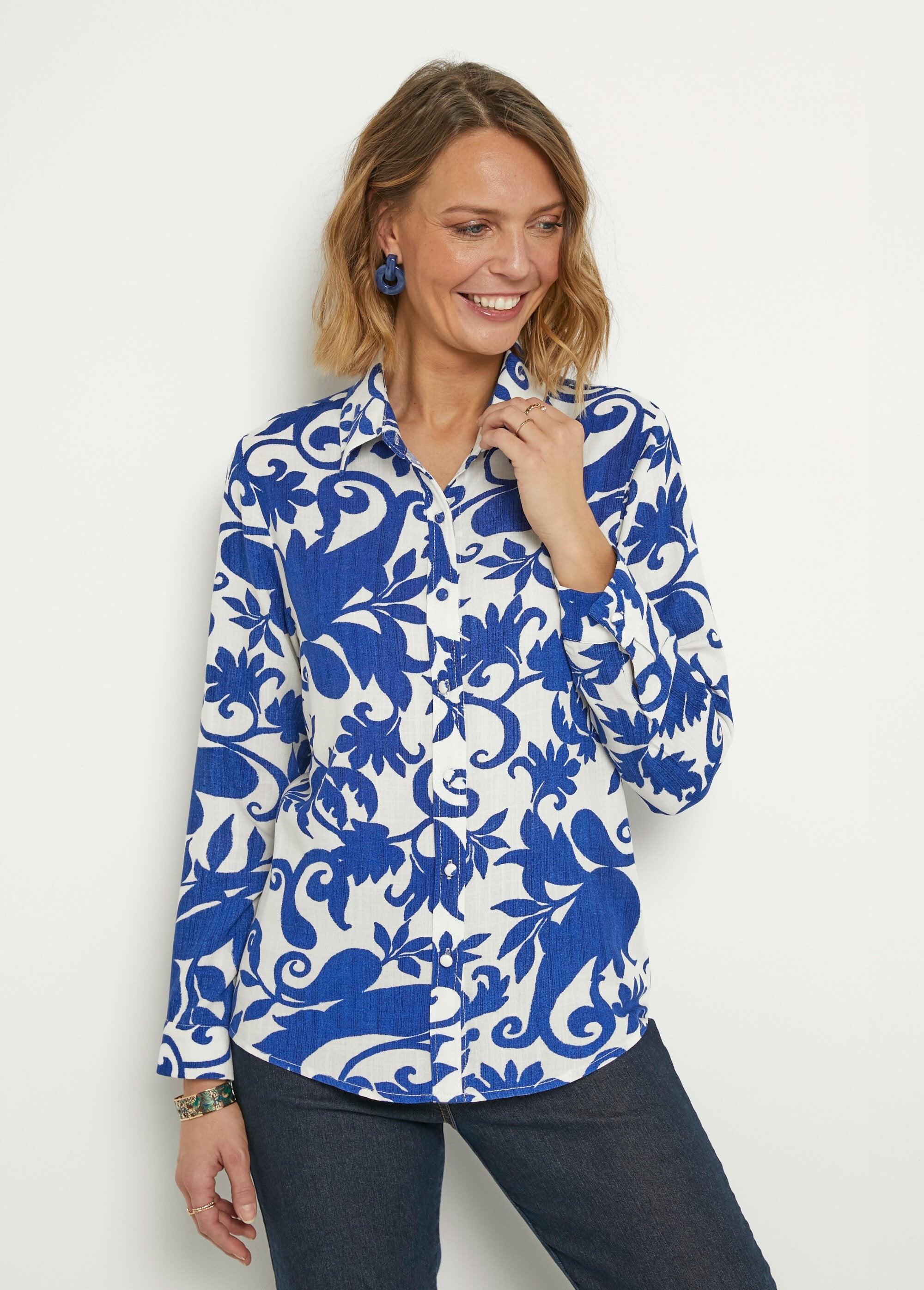 Blusa_de_manga_larga_con_estampado_bucólico_Azul_y_crudo_FA1_slim