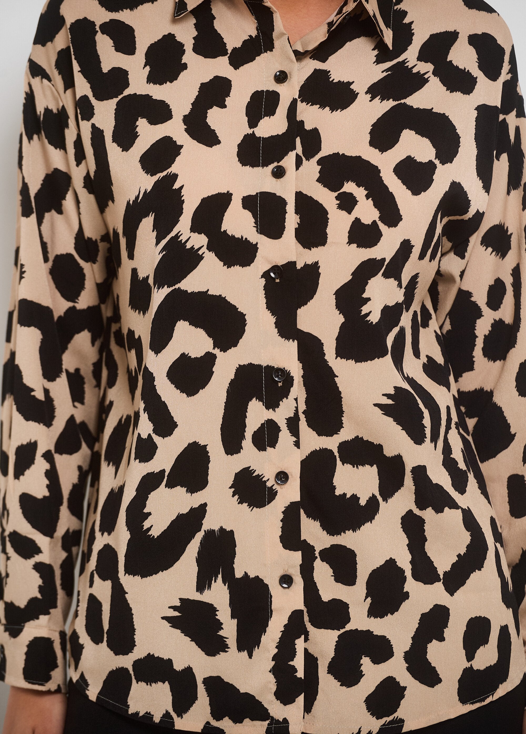 Elegante_blusa_con_estampado_de_leopardo_Beige_y_negro_DE3_slim