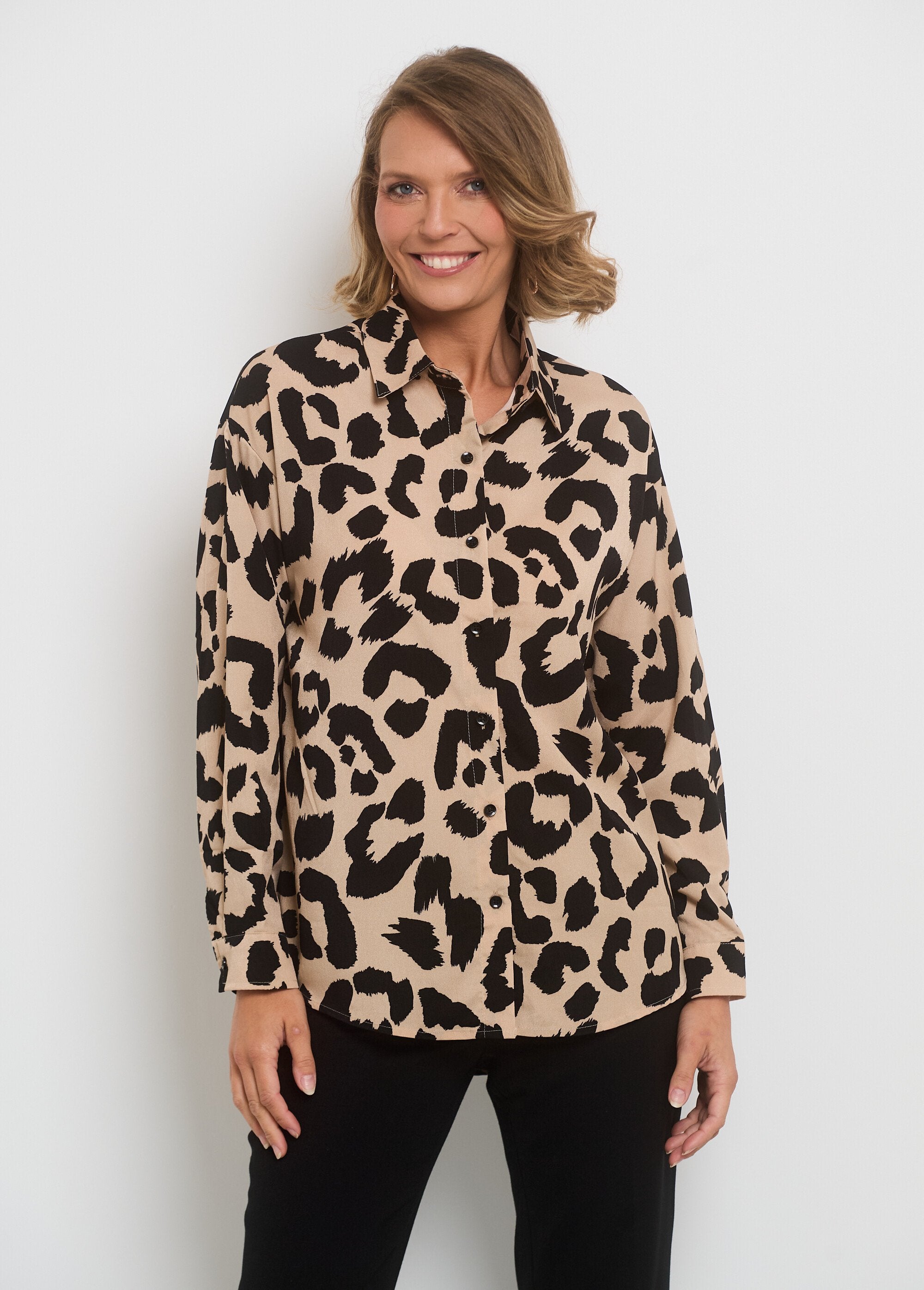 Elegante_blusa_con_estampado_de_leopardo_Beige_y_negro_FA1_slim