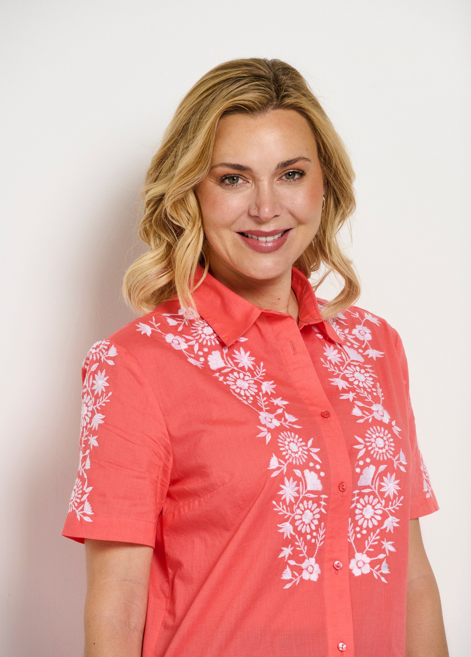 Blusa_larga_de_algodón_bordada_con_mangas_cortas_corales_y_blancos_DE1_slim