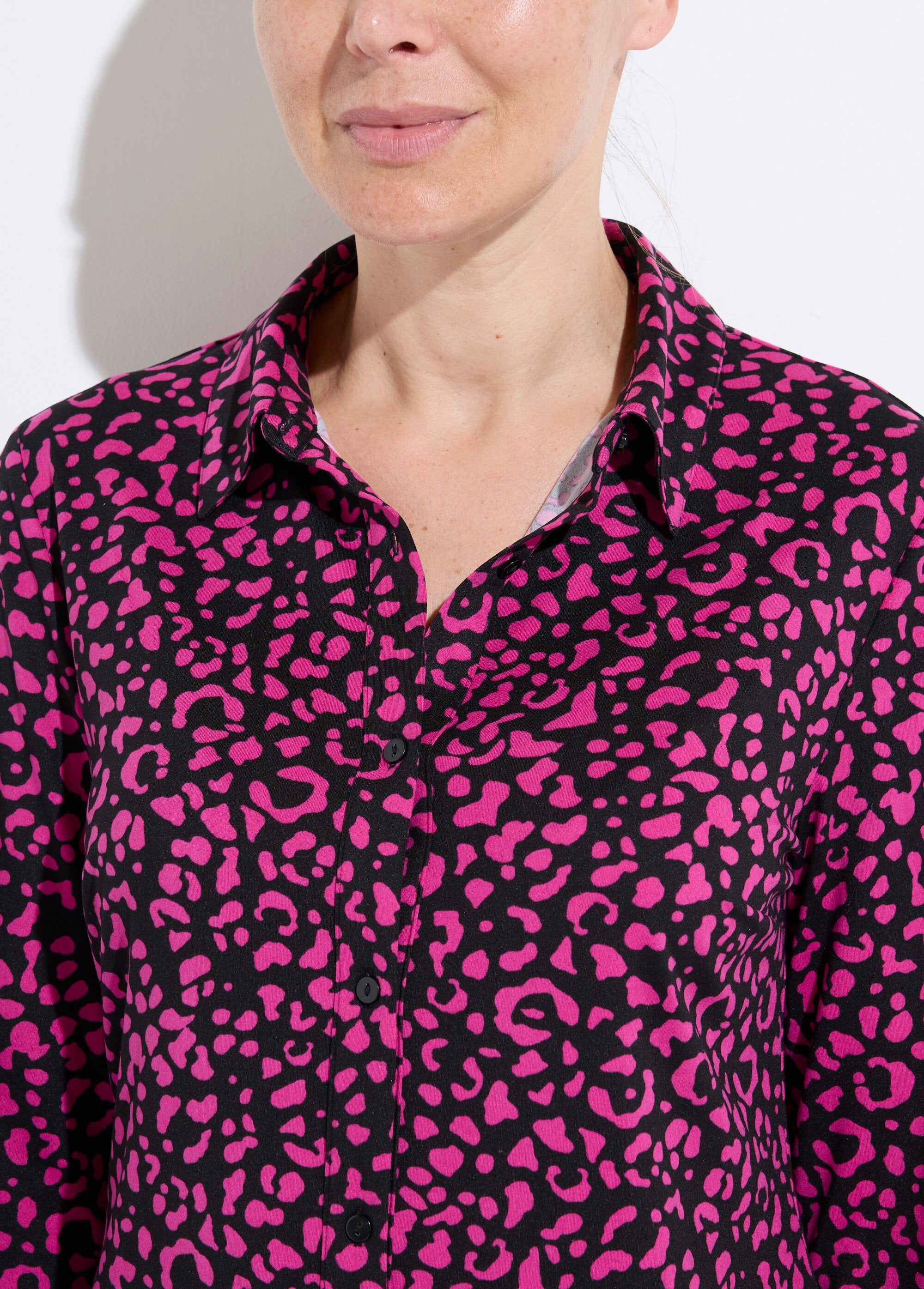 Blusa_de_punto_cálida_con_estampado_de_piel_animal_Negro_y_fucsia_DE1_slim