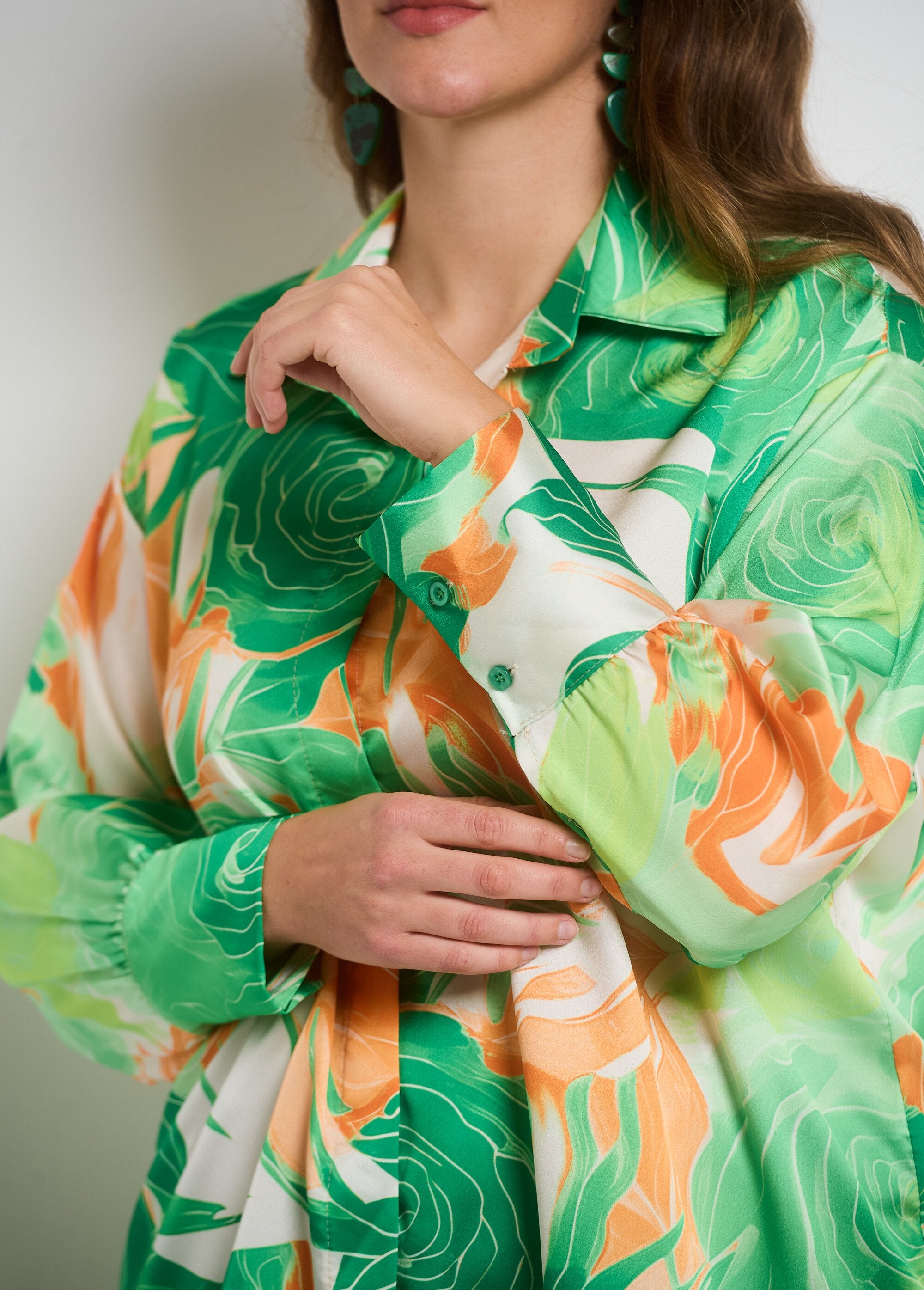Blusa_de_satén_floral_de_manga_larga_Verde_y_naranja_DE2_curvy