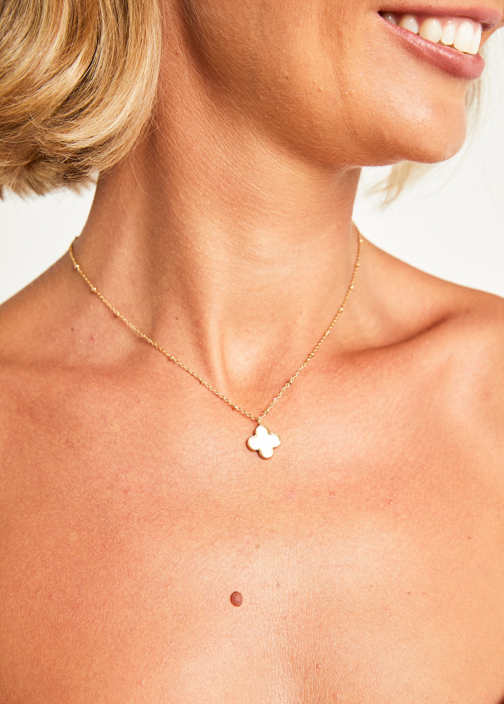 Collar_de_acero_con_colgante_de_nácar_Dorado_FA1_slim