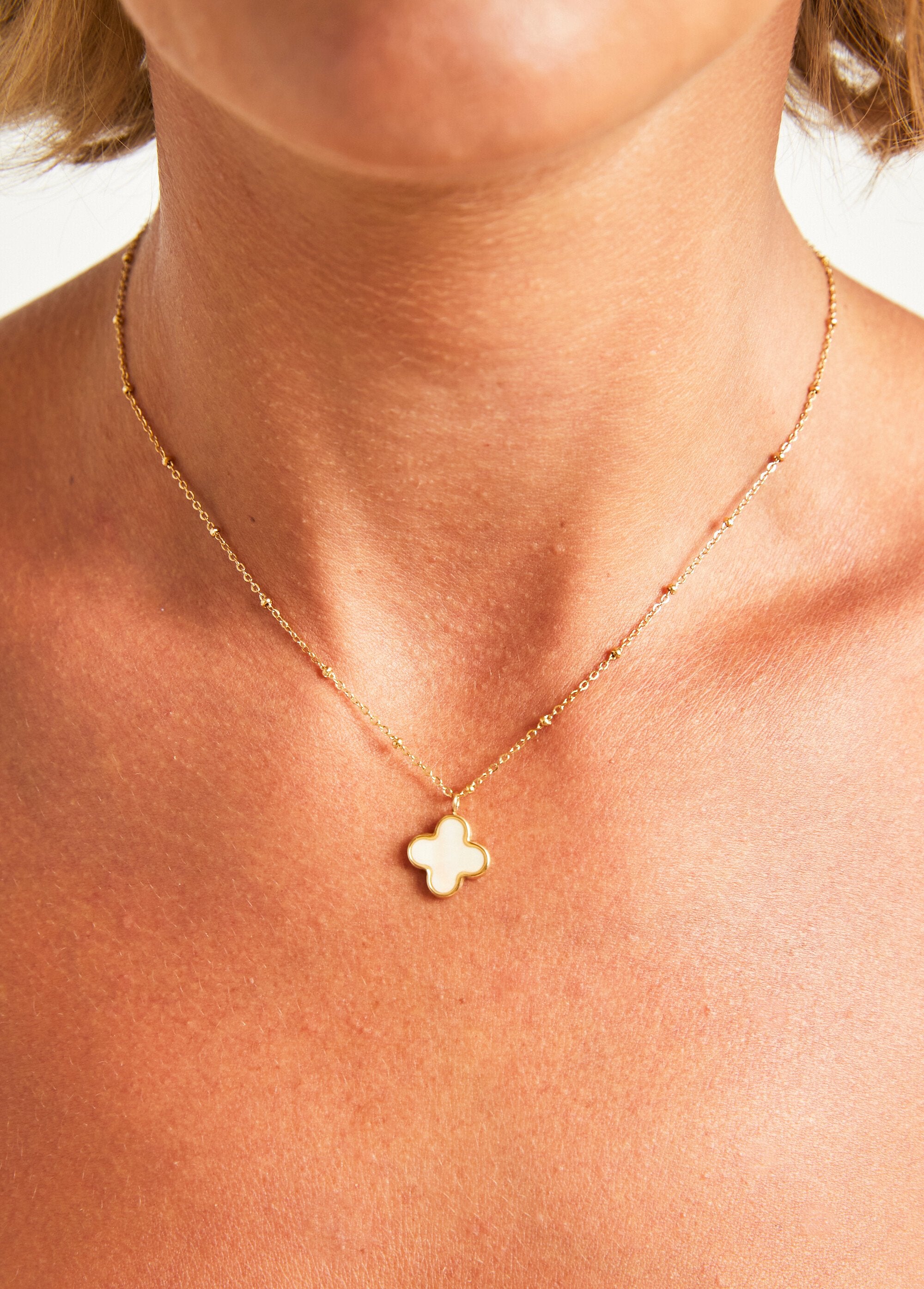 Collar_de_acero_con_colgante_de_nácar_Dorado_FA2_slim