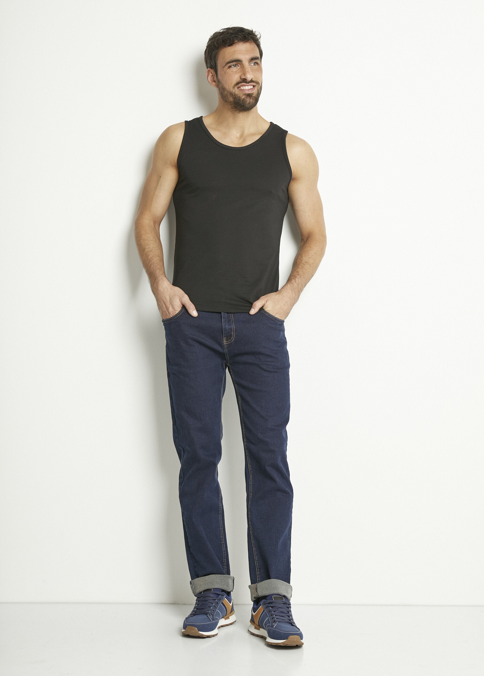 Camiseta_sin_mangas_con_cuello_redondo_Negro_SF1_slim