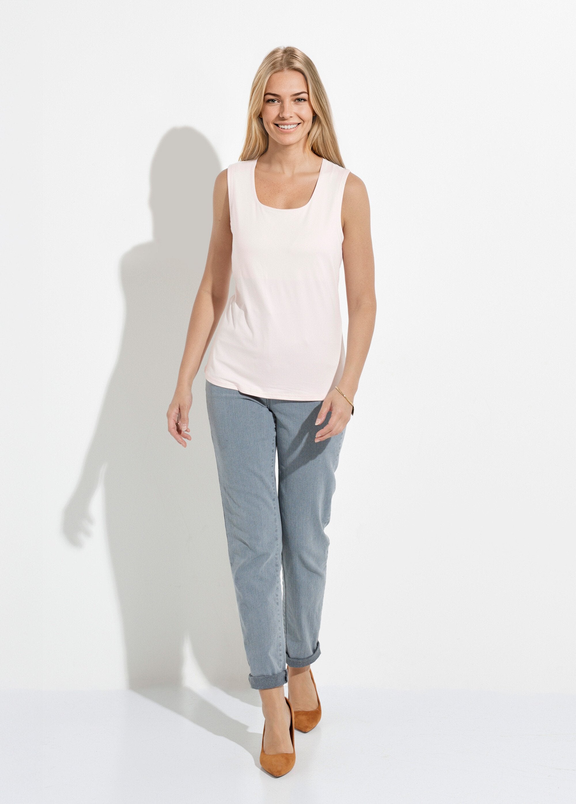 Camiseta_de_tirantes_anchos_con_cuello_de_bailarina_Pétalo_SF1_slim