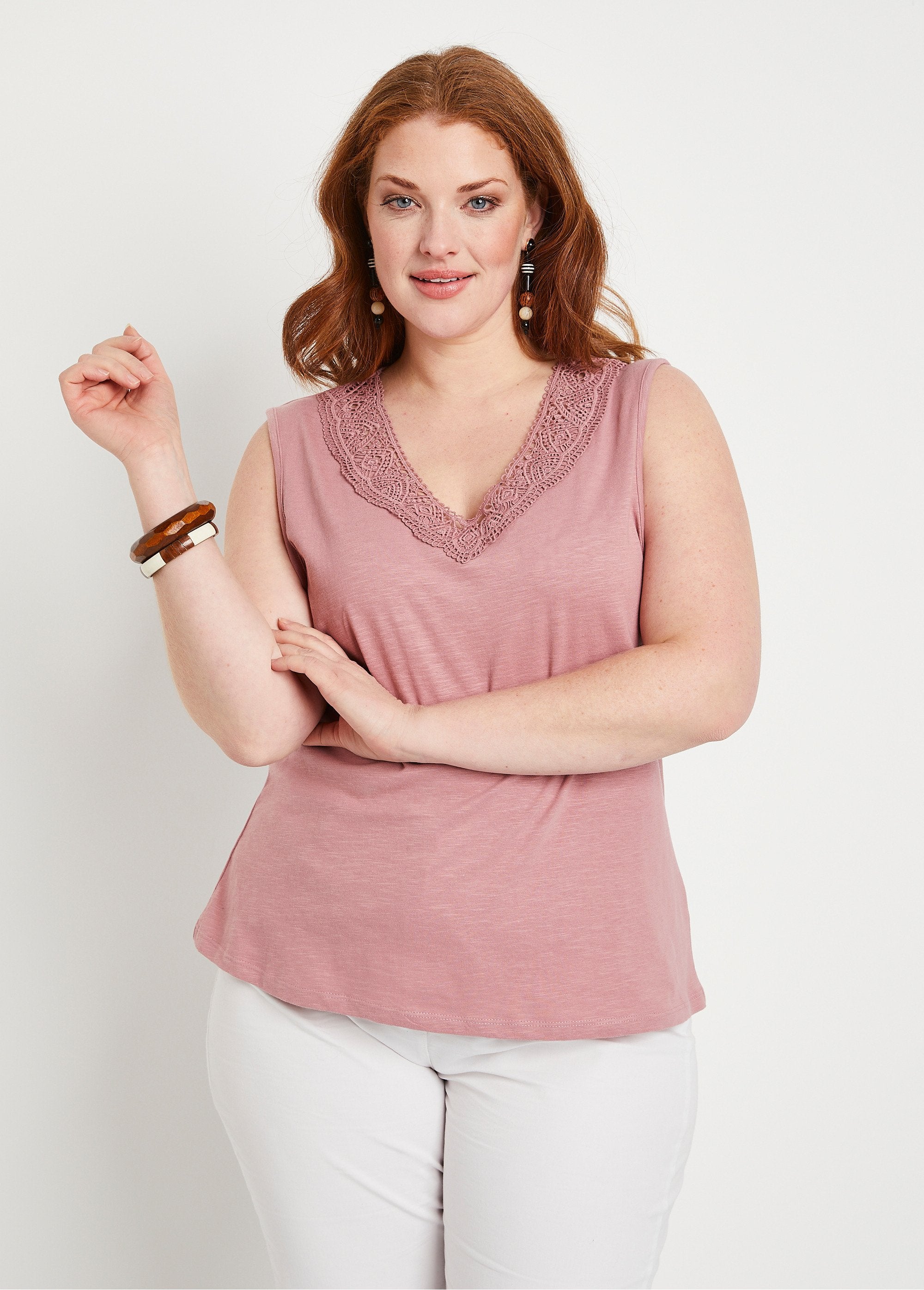 Camiseta_de_tirantes_de_algodón_y_macramé_Rosa_FA1_curvy