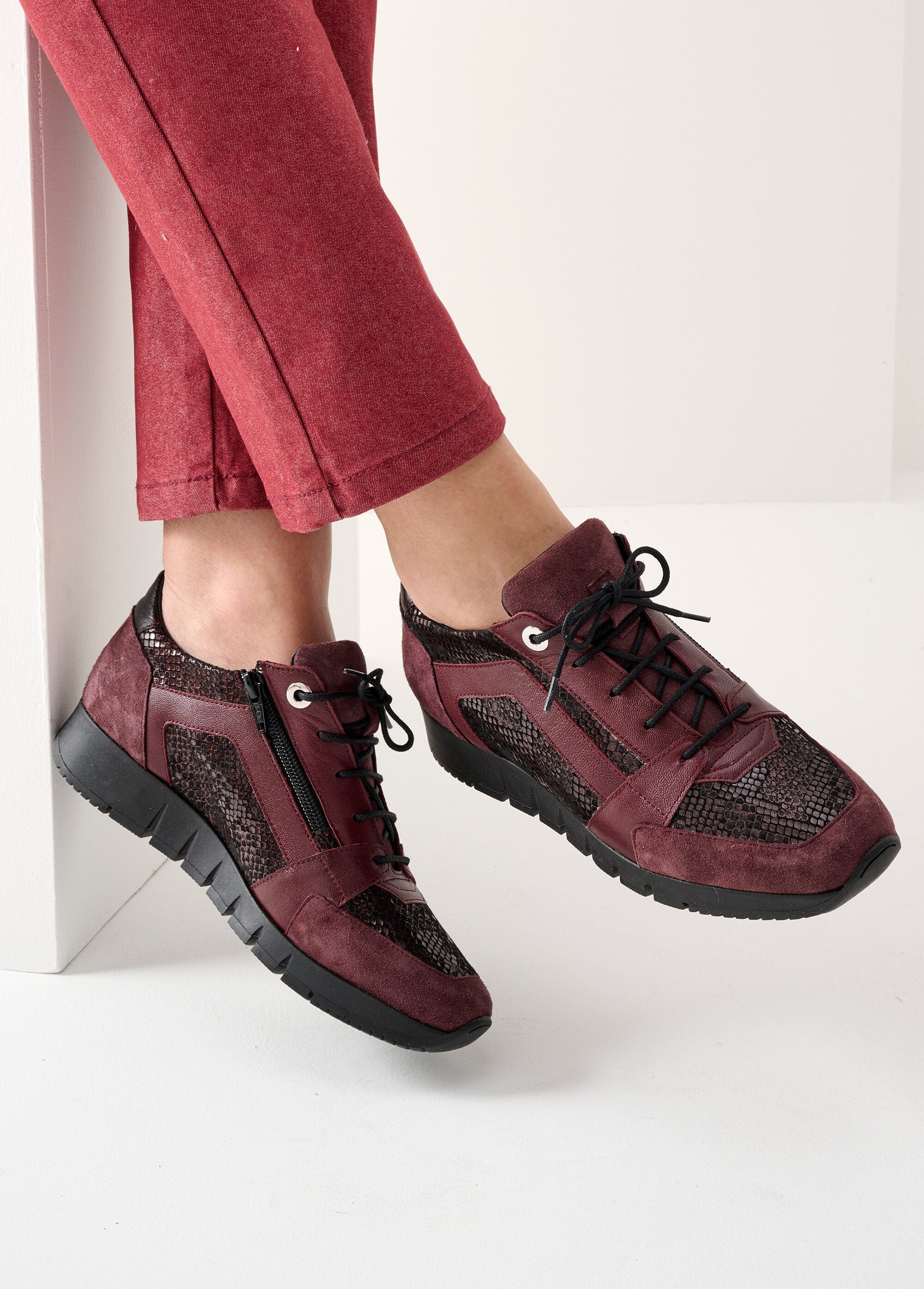 Derby_de_piel_con_ancho_cómodo,_cremallera_y_cordones._Burdeos_SF1_slim