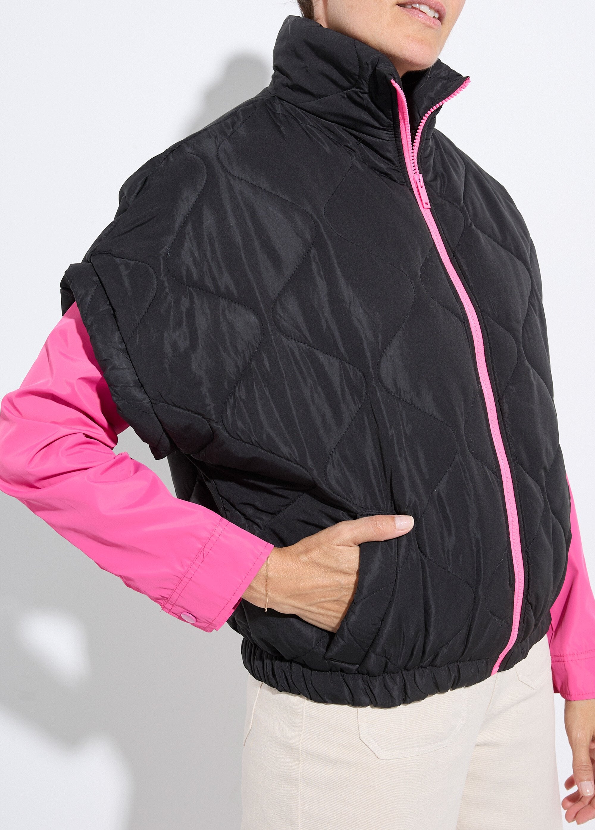 Chaqueta_de_plumas_mate_sin_mangas_con_cremallera_fluorescente_Negro_DE1_slim