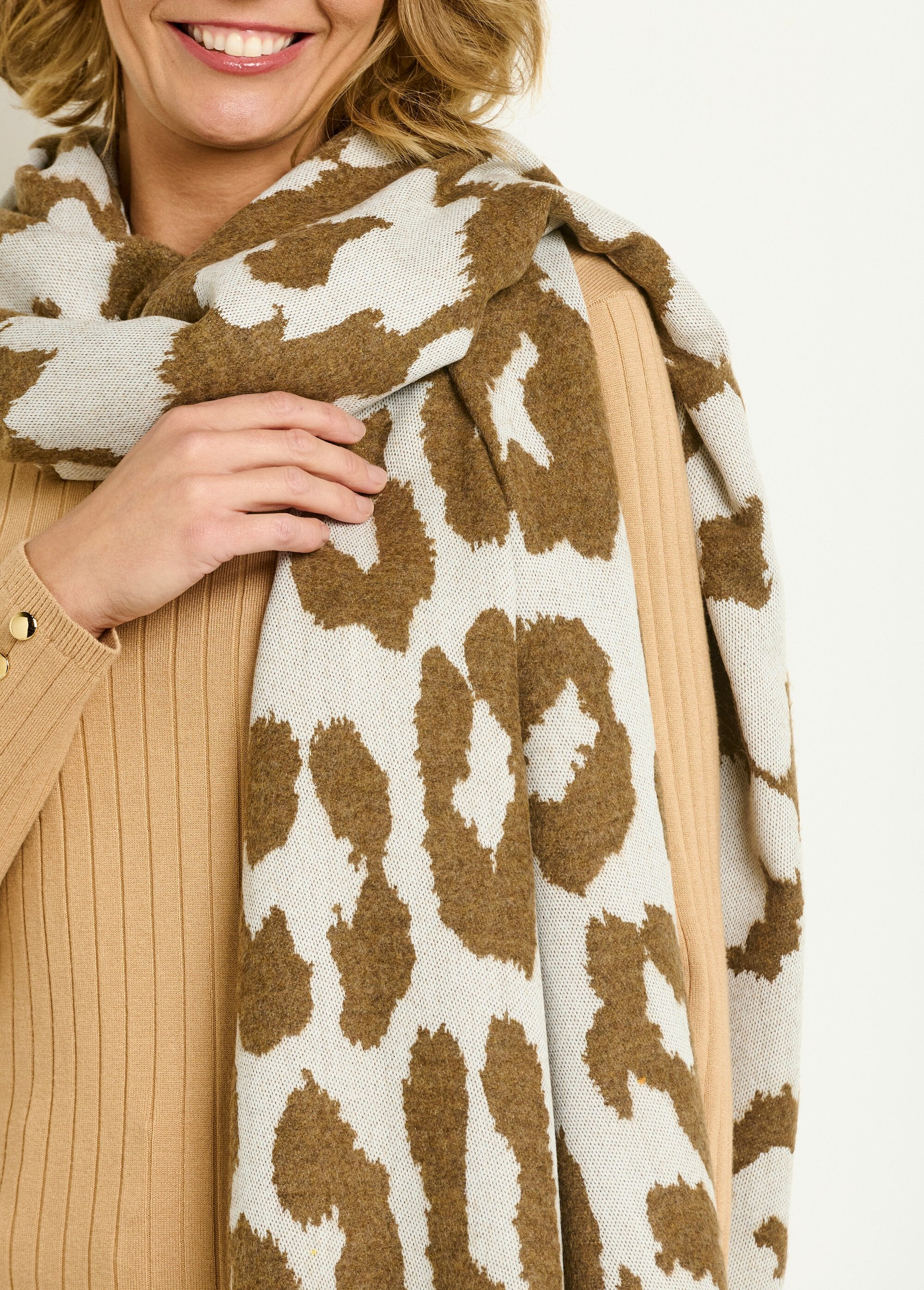 Bufanda_grande_y_cálida_con_un_elegante_estampado_de_leopardo._Marrón_y_crudo_DE1_slim