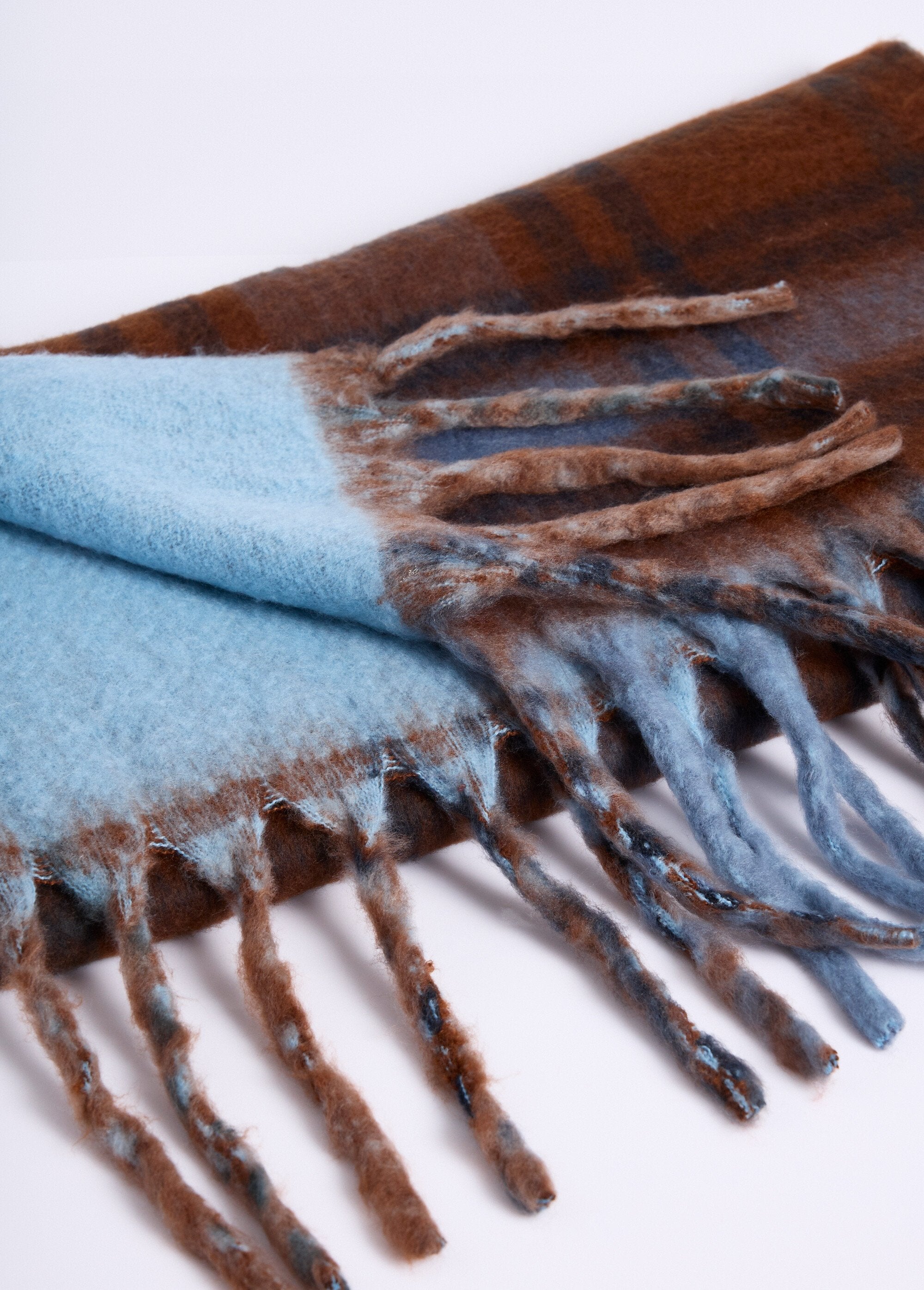 Bufanda_larga_bicolor_a_cuadros/lisa_Raya_azul_DE1_slim