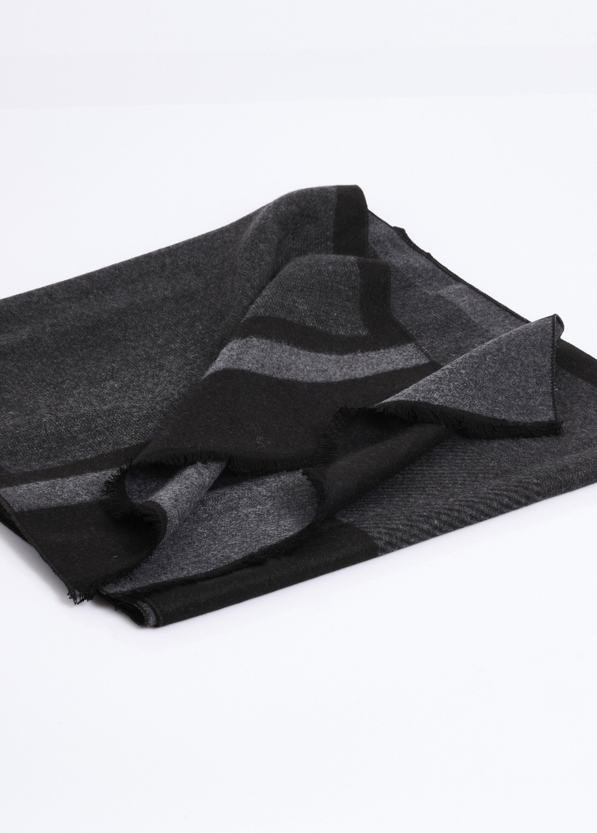 Bufanda_estampada_bicolor_con_pequeños_flecos_Negro_DE1_slim