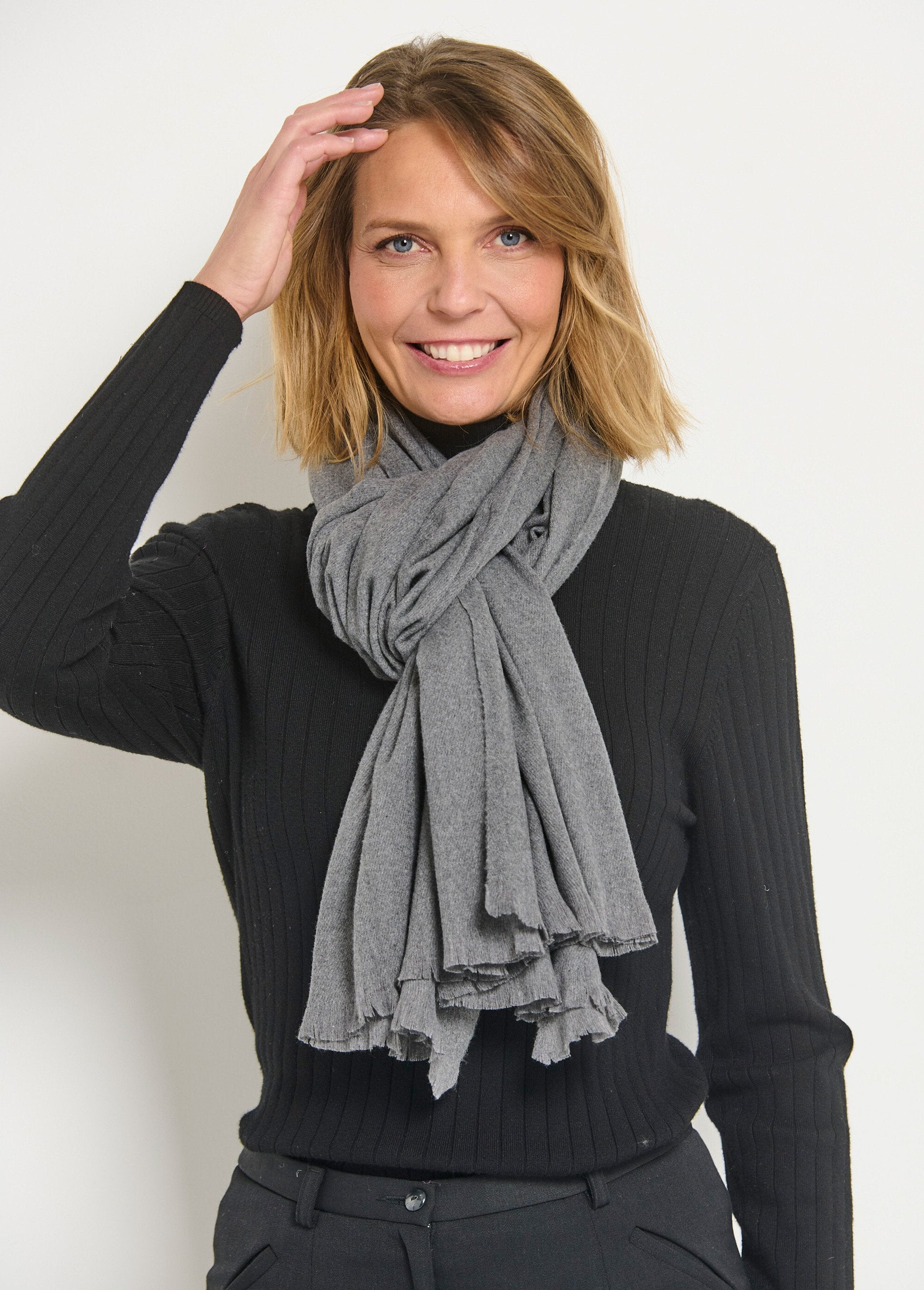 Bufanda_cálida_de_moda_con_pequeños_flecos_Gris_DE1_slim