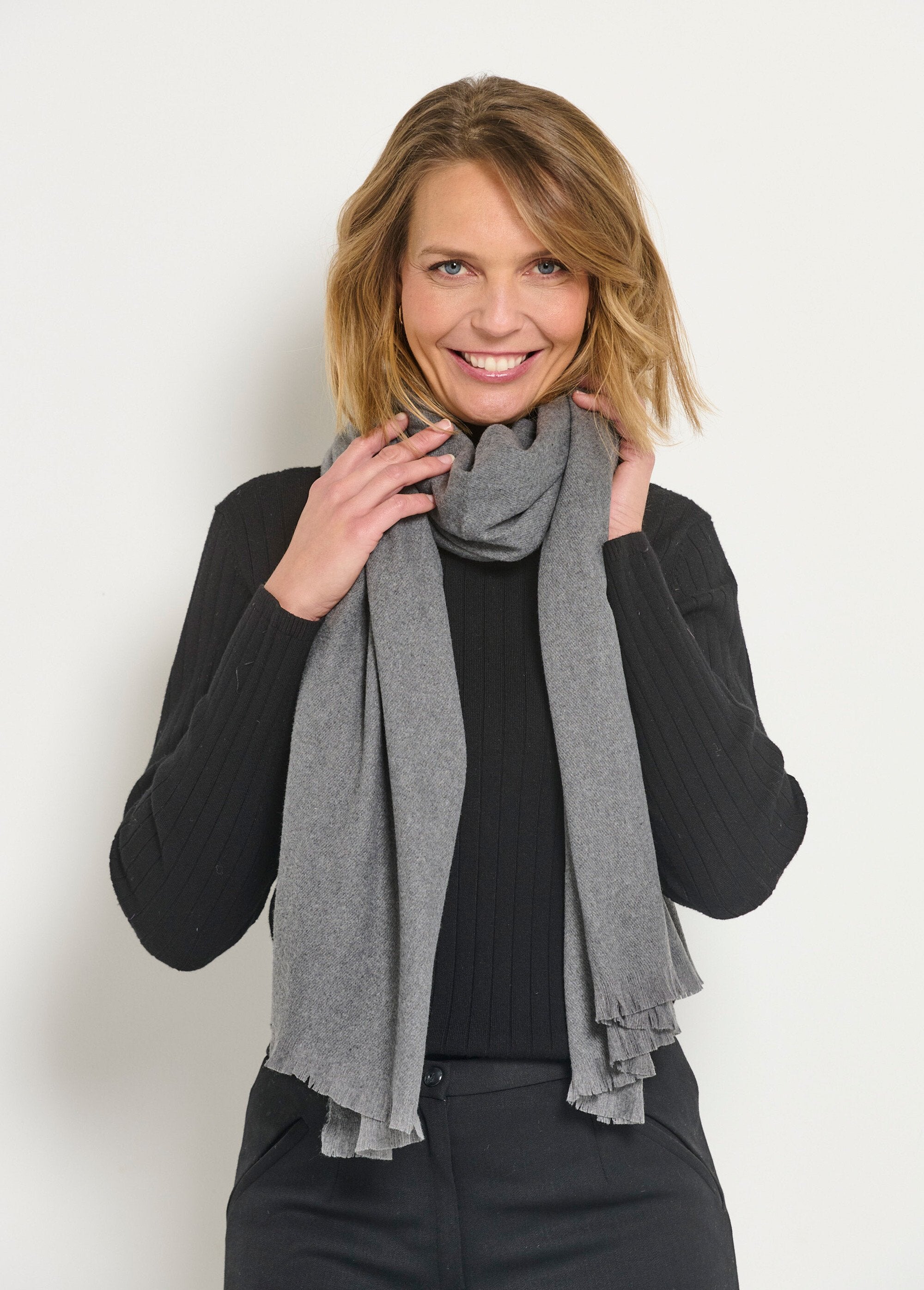Bufanda_cálida_de_moda_con_pequeños_flecos_Gris_FA1_slim