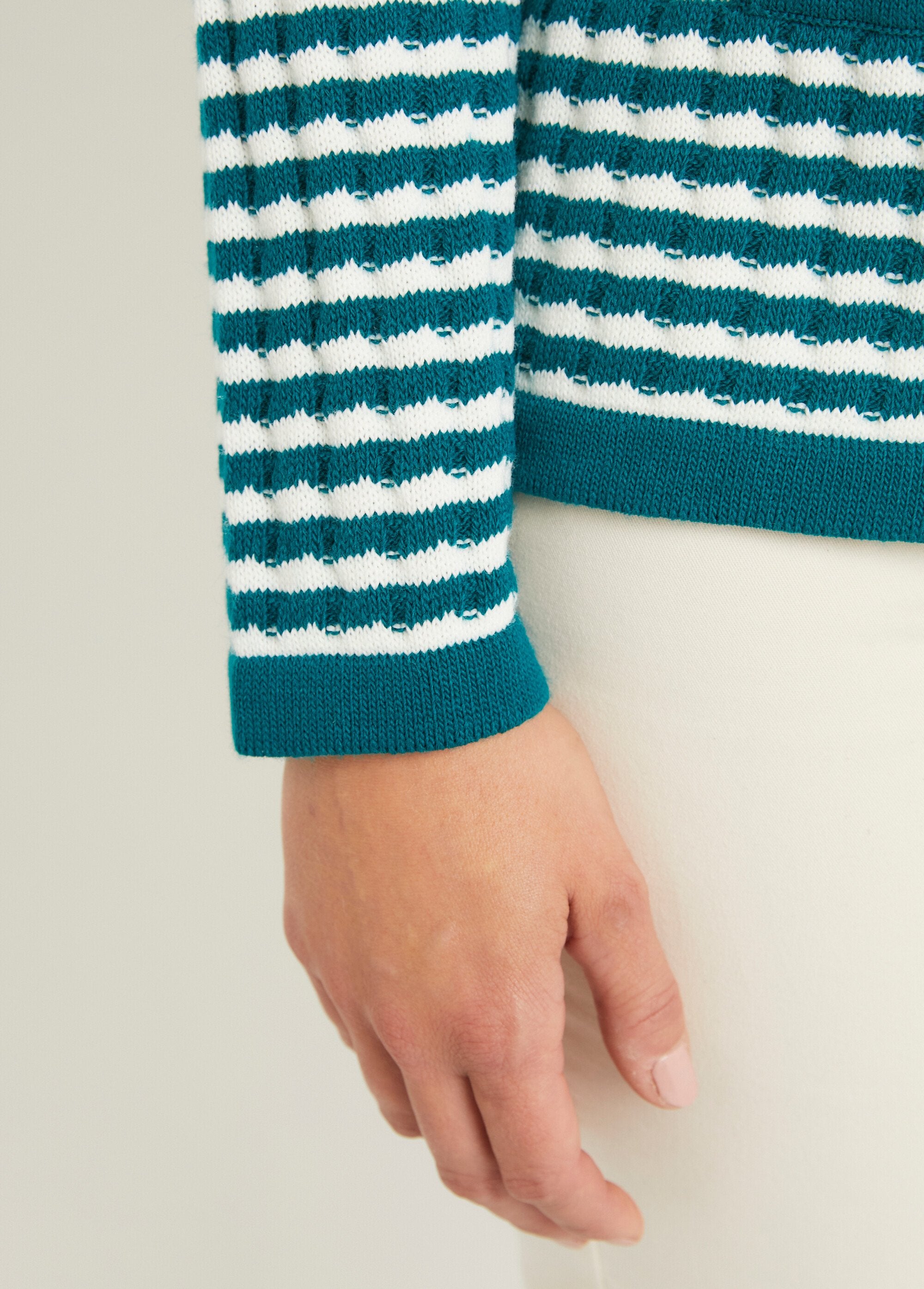 Cárdigan_abotonado_a_rayas_con_cuello_redondo_y_botones_dorados_Pato_y_crudo_DE5_slim