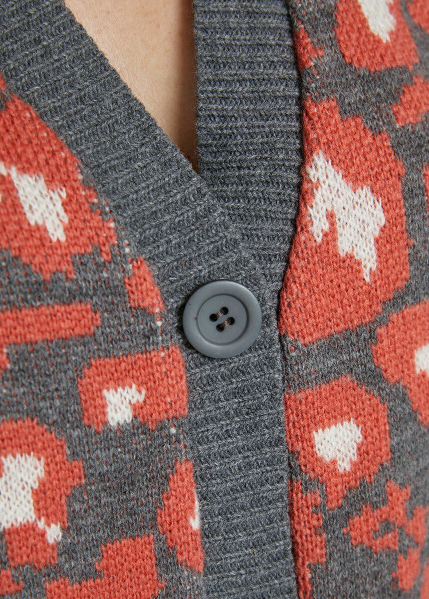 Cárdigan_corto_con_botones_en_jacquard_de_leopardo_Gris_y_terracota_DE2_slim