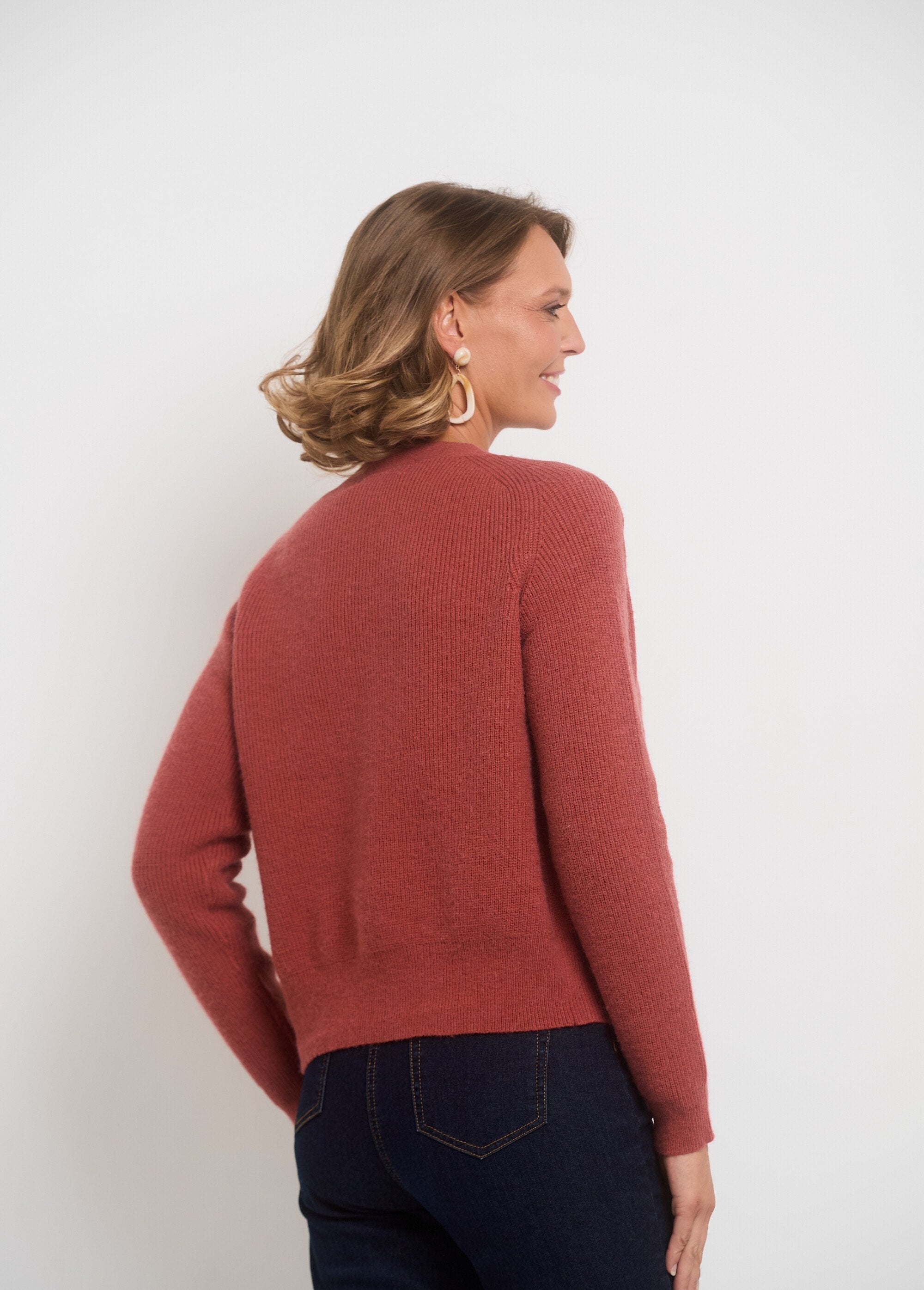 Cárdigan_corto_de_cuello_en_V_con_botones_en_contraste_Terracota_DO1_slim