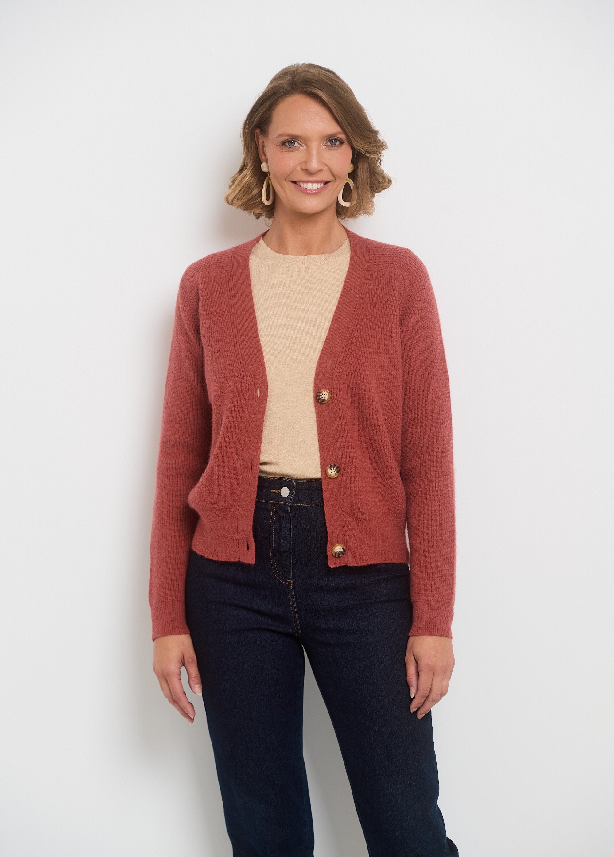Cárdigan_corto_de_cuello_en_V_con_botones_en_contraste_Terracota_FA1_slim