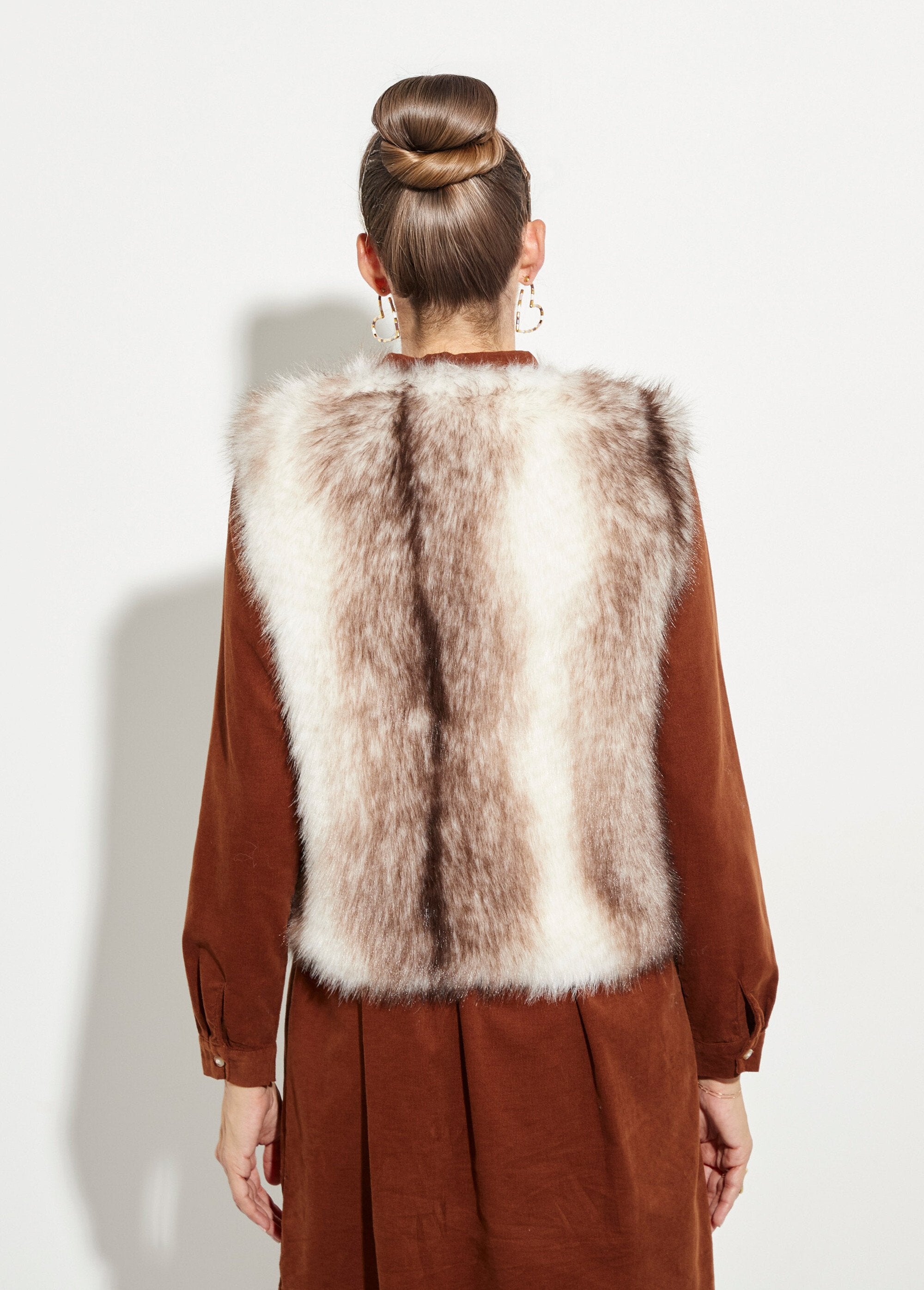 Chaleco_de_piel_sintética_sin_mangas_Beige_DO1_slim