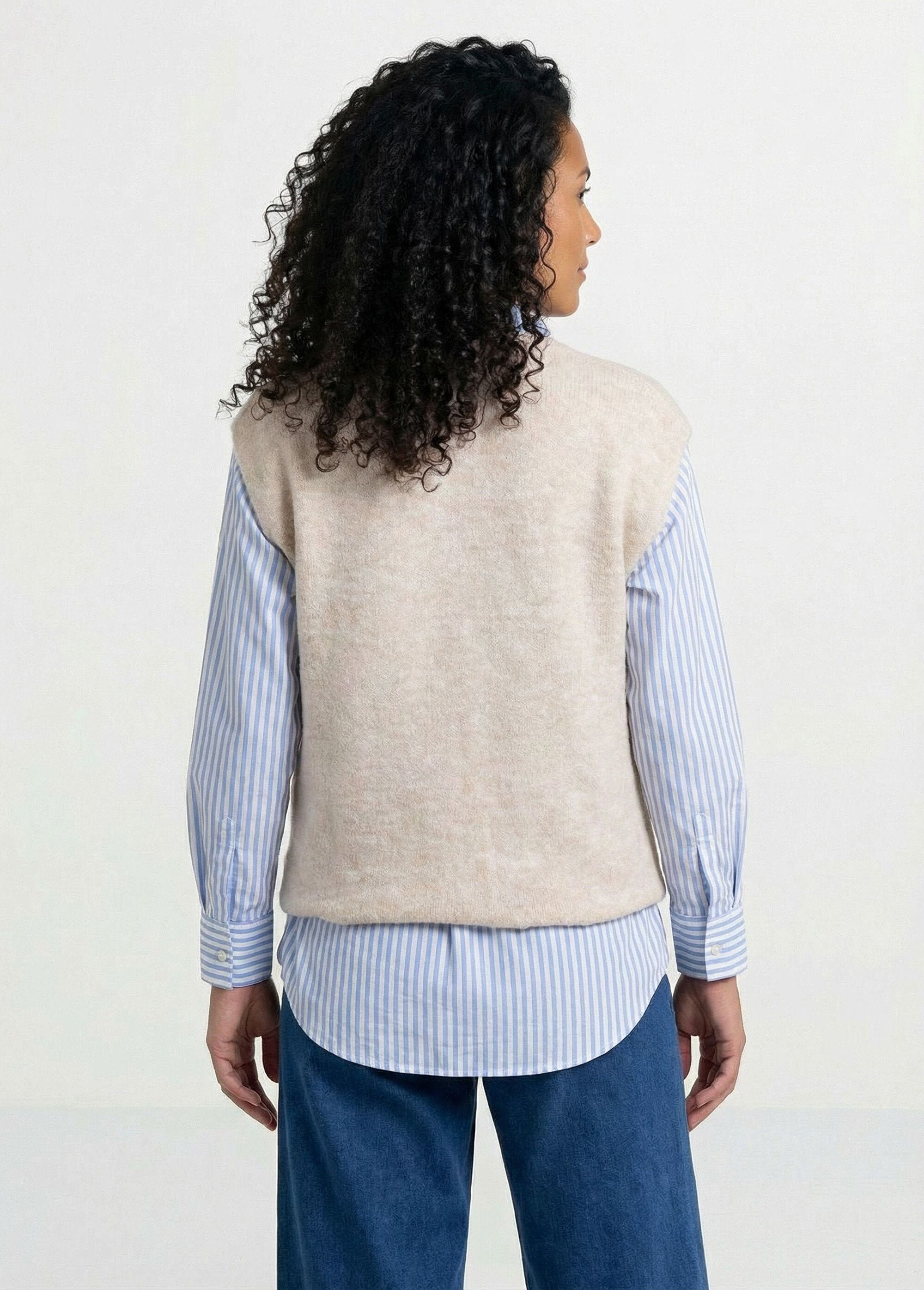 Chaleco_sin_mangas_con_botones_dorados_y_punto_bouclé_Beige_DO1_slim