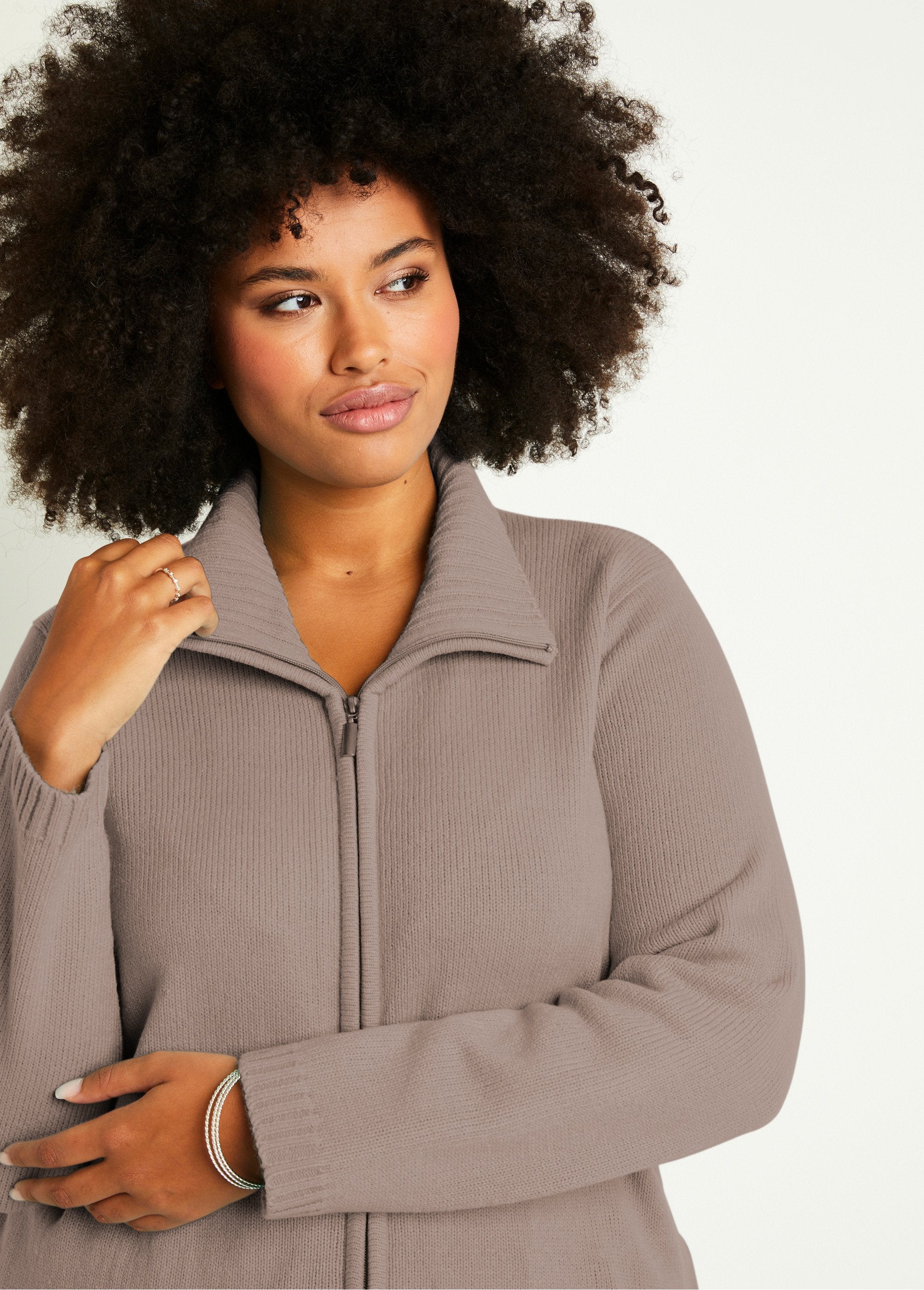 Cárdigan_largo_liso_con_cremallera_y_cuello_alto_Lunar_DE1_curvy