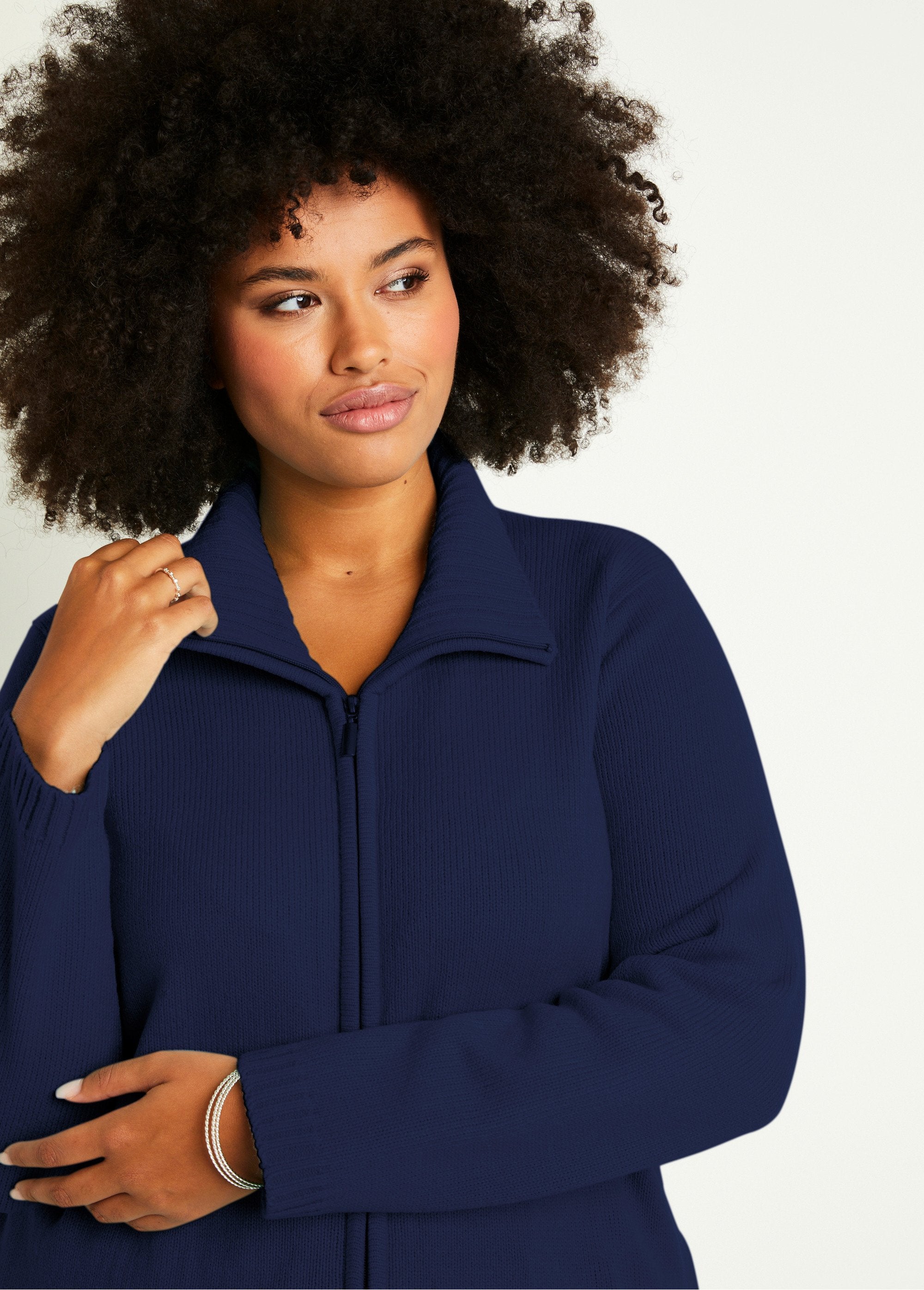Cárdigan_largo_liso_con_cremallera_y_cuello_alto_Marina_DE1_curvy
